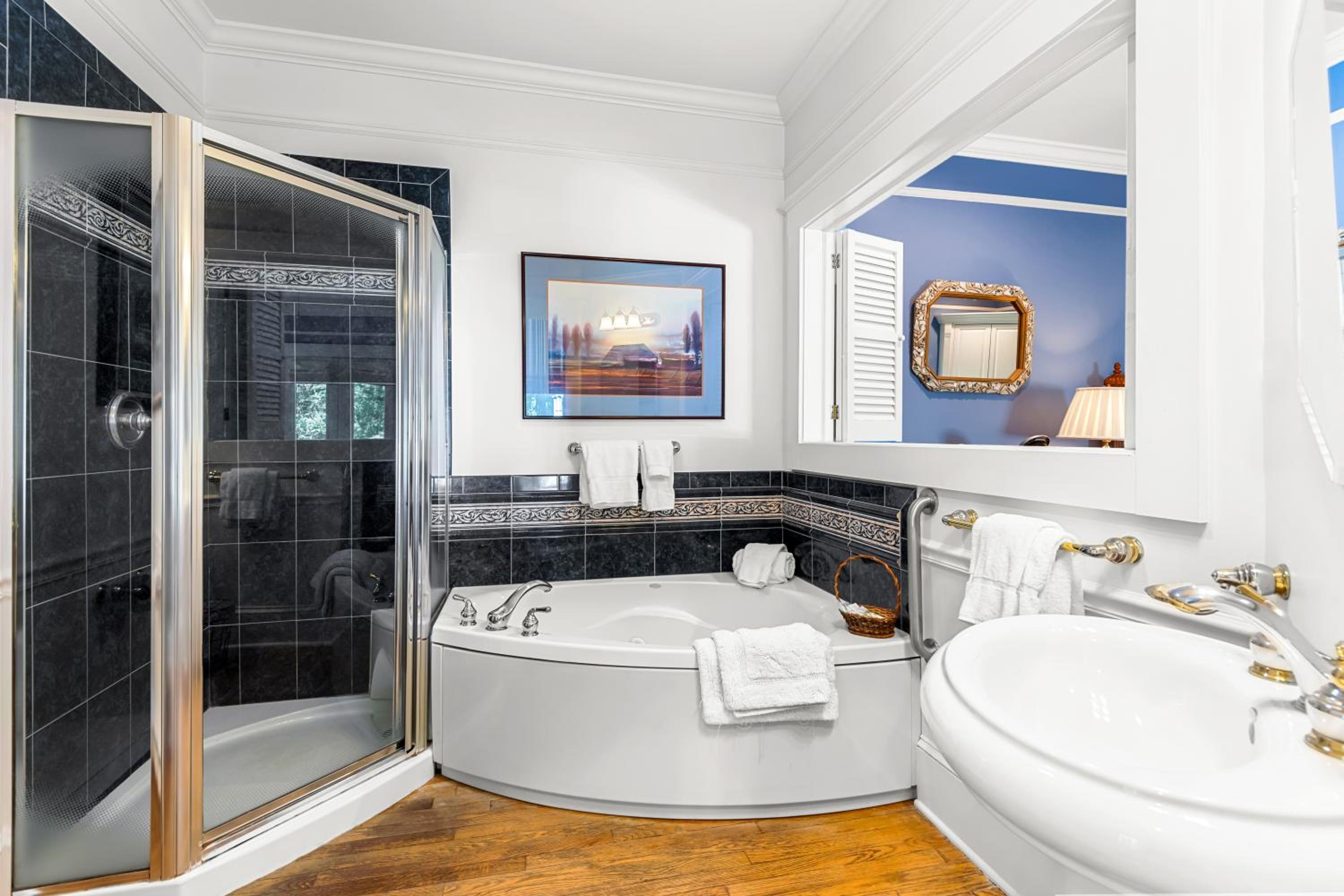 King Suite with Balcony - Photo 5
