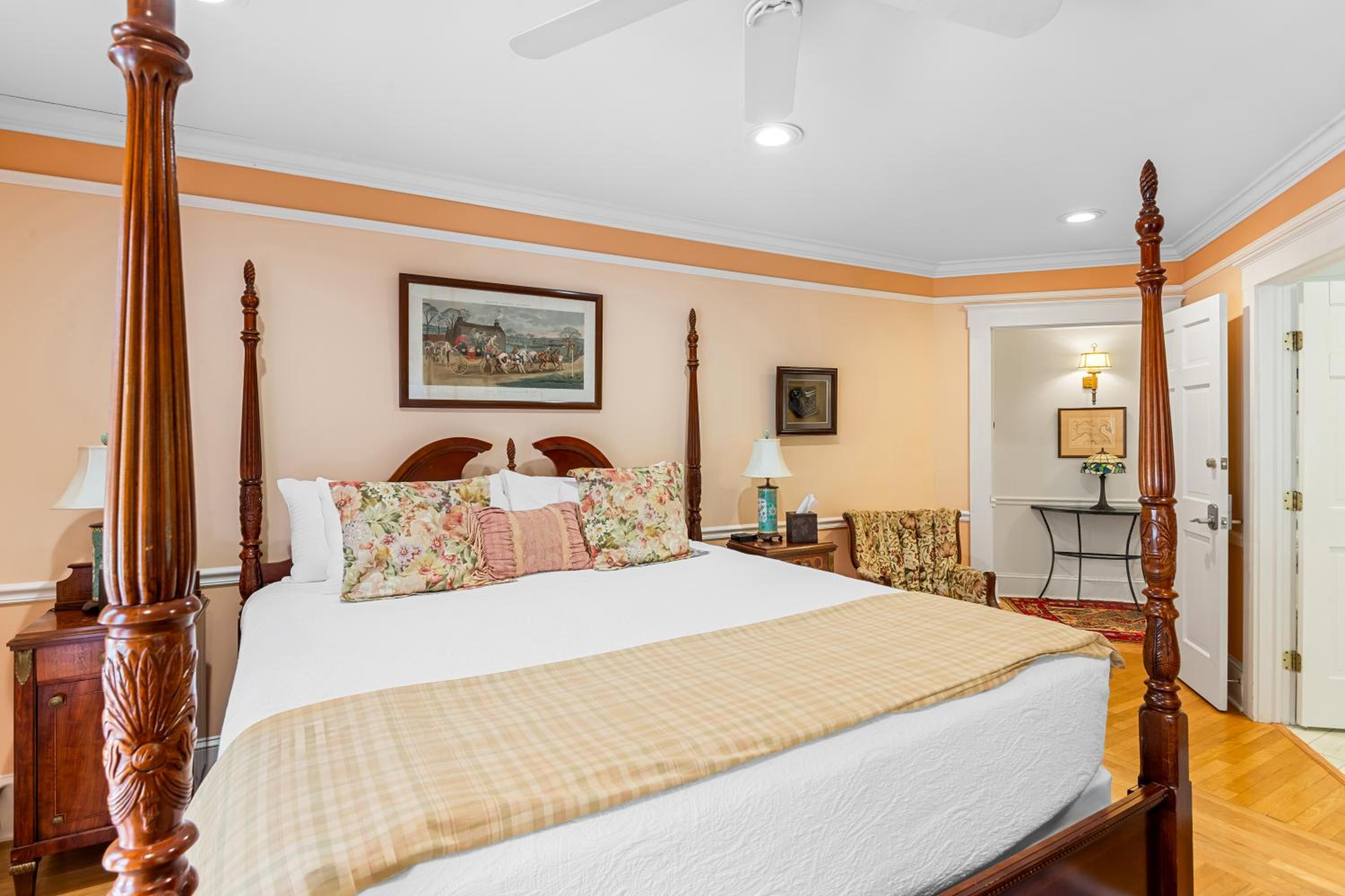 King Room with Balcony - Photo 6