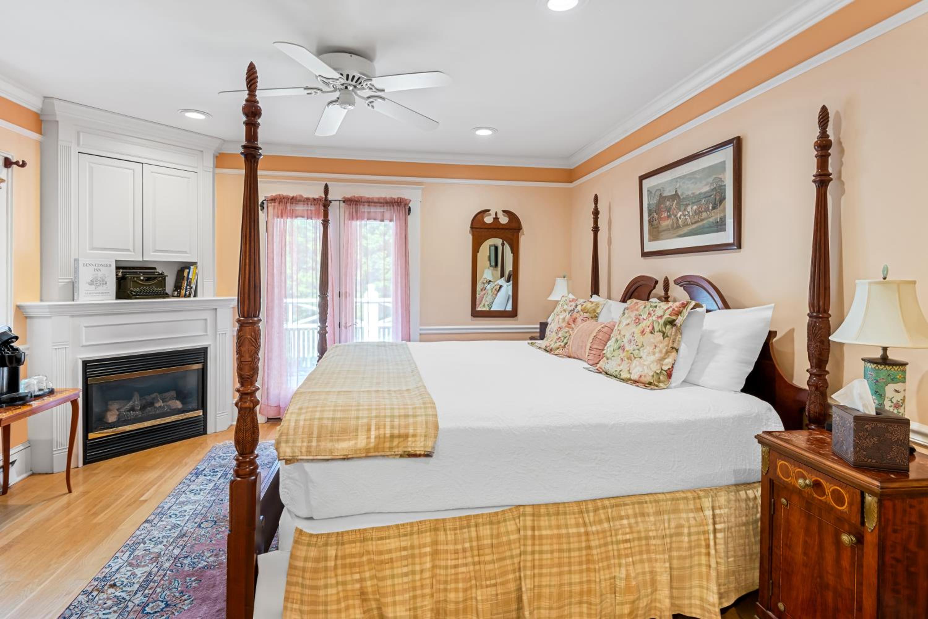 King Room with Balcony - Photo 1
