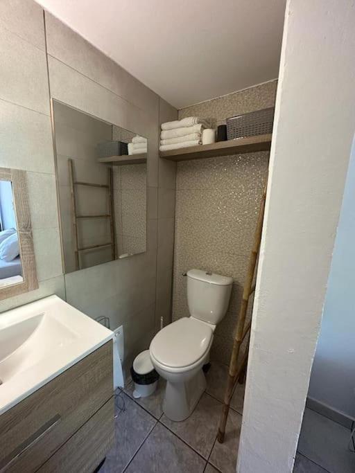 One-Bedroom Apartment photo 2