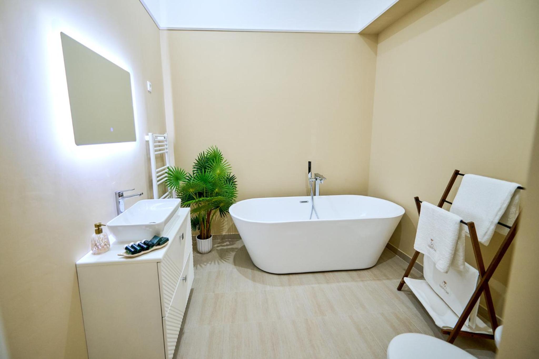 Suite with Hot Tub photo 3