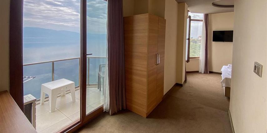 Double Room with Balcony - Photo 8
