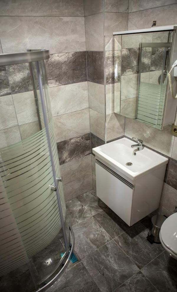 Double Room with Balcony - Photo 3