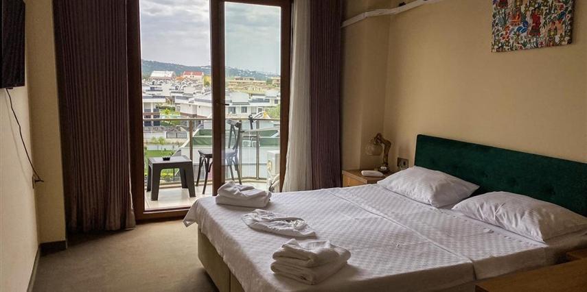 Double Room with Balcony - Photo 11