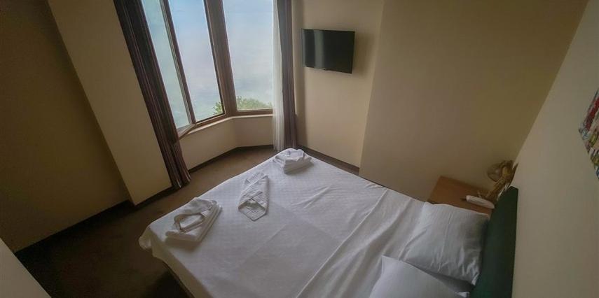 Double Room with Balcony - Photo 10