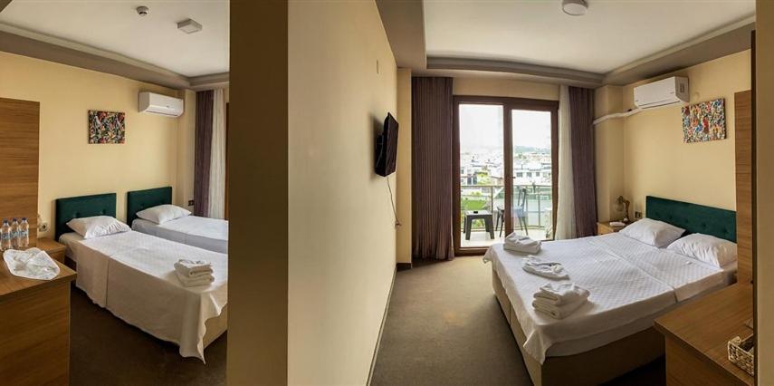 Double Room with Balcony - Photo 7