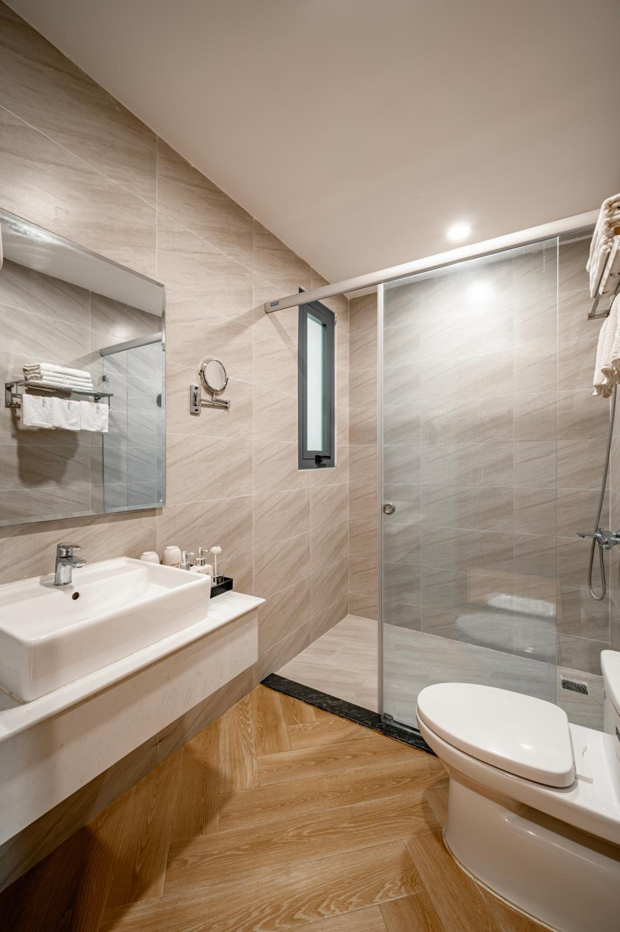 Deluxe Double Room with Balcony - Photo 21