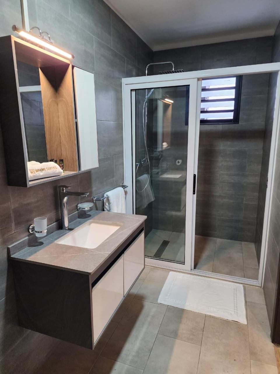 Two-Bedroom Apartment with Balcony and Sea View photo 3