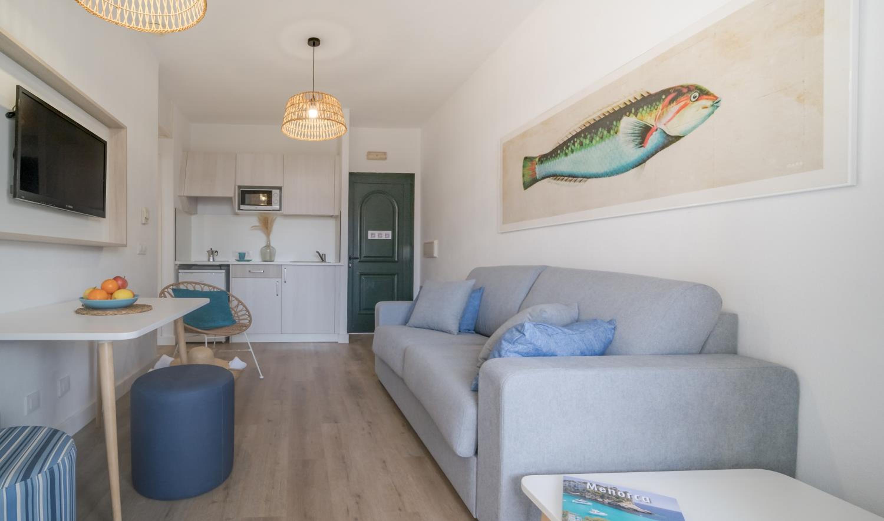 Apartamento de un dormitorio superior con vista lateral al mar