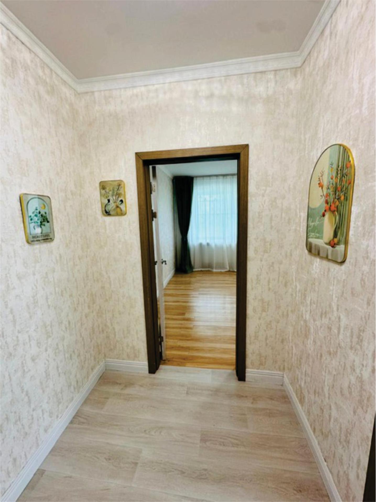 Three-Bedroom Apartment with Balcony photo 3