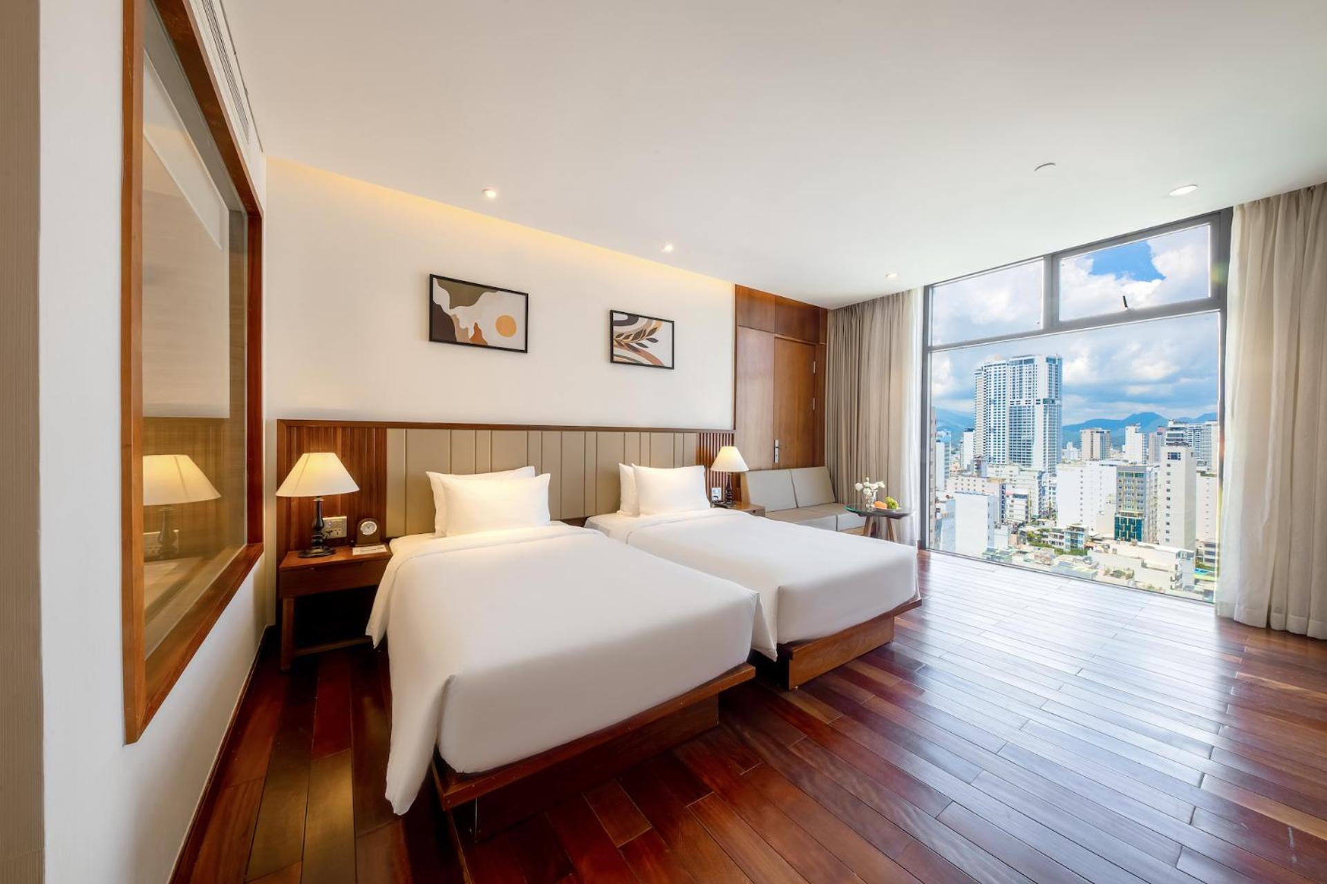 Premier Twin City View - Photo 1