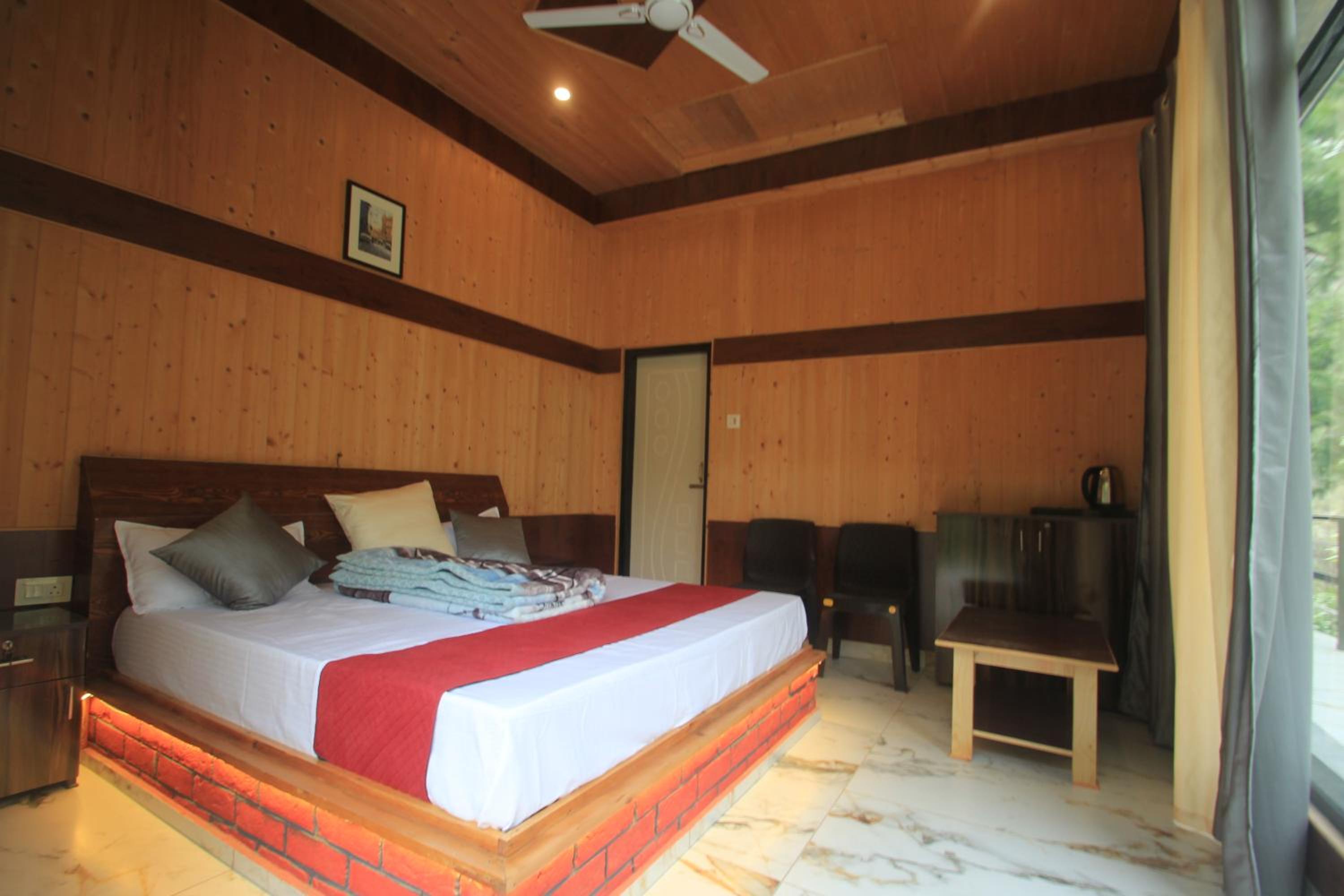 Deluxe Double Room (2 Adults + 1 Child) photo 2