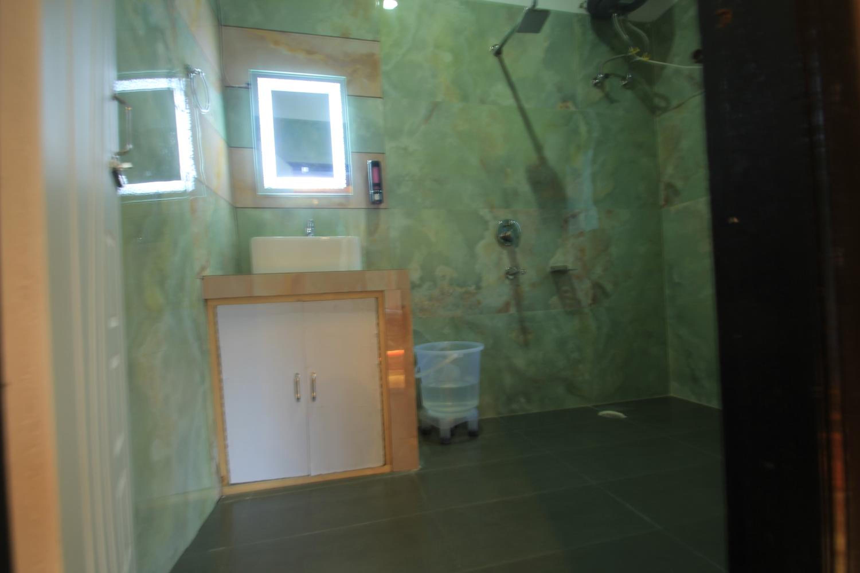 Deluxe Double Room (2 Adults + 1 Child) photo 3