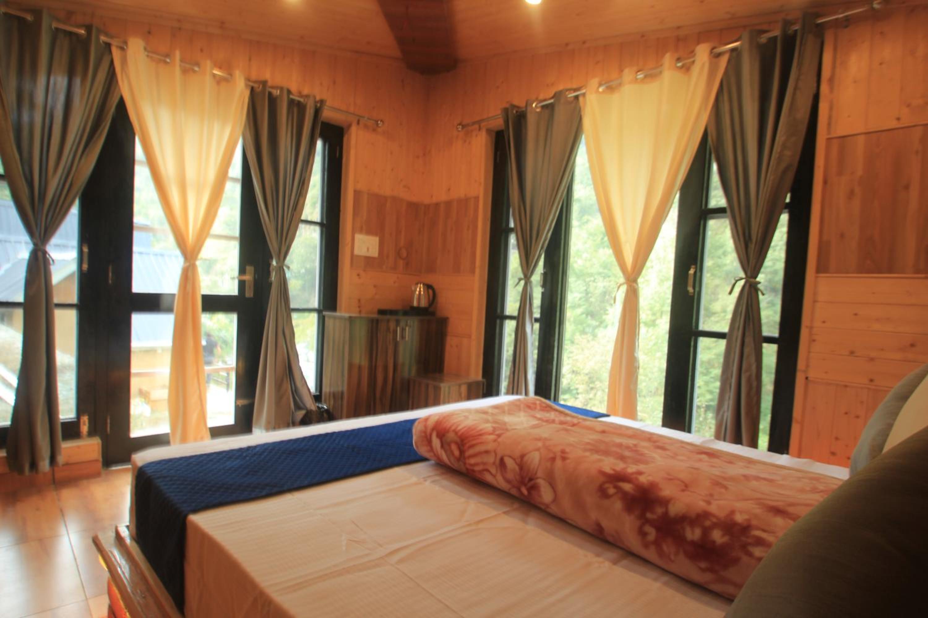 Deluxe Double Room (2 Adults + 1 Child) photo 1
