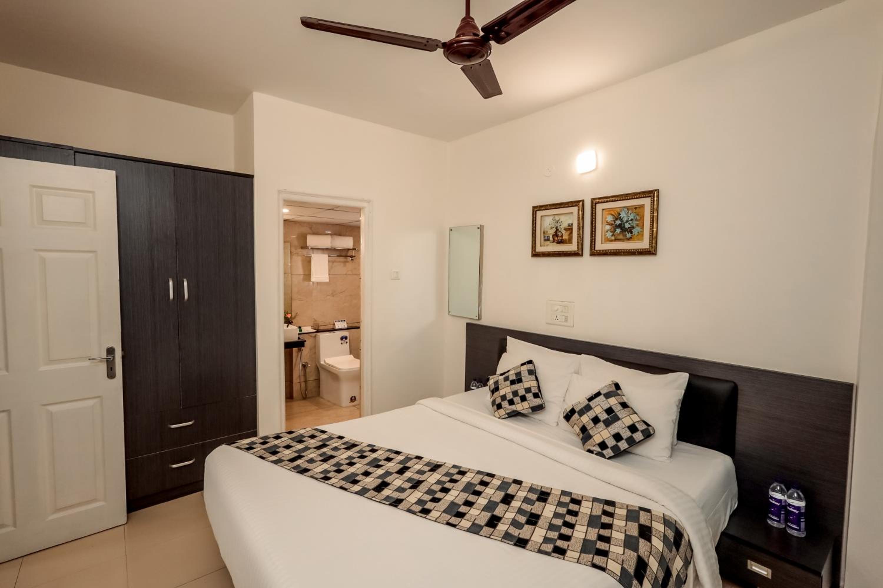 Deluxe Double Room with Balcony photo 3