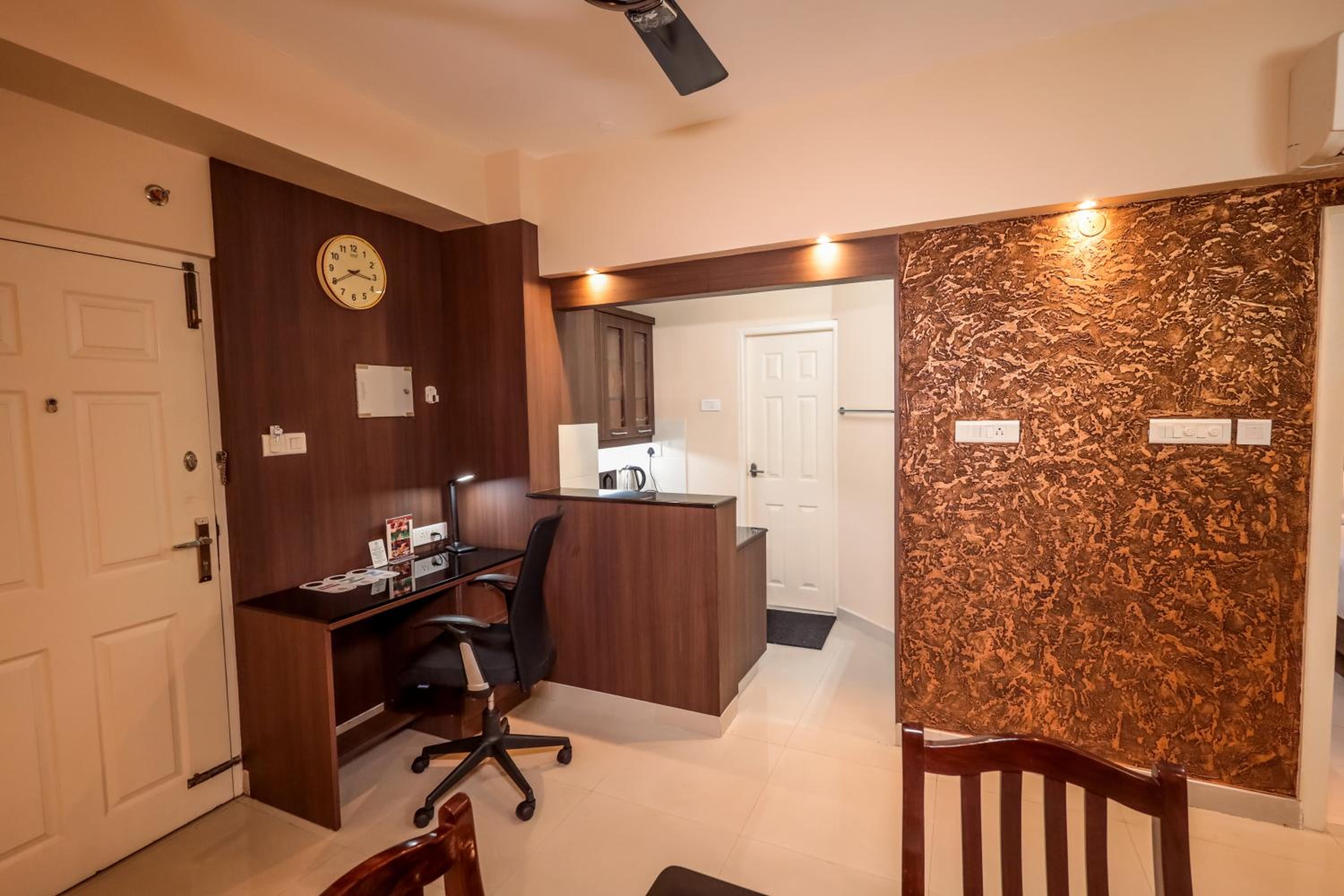 Deluxe Double Room with Balcony photo 2