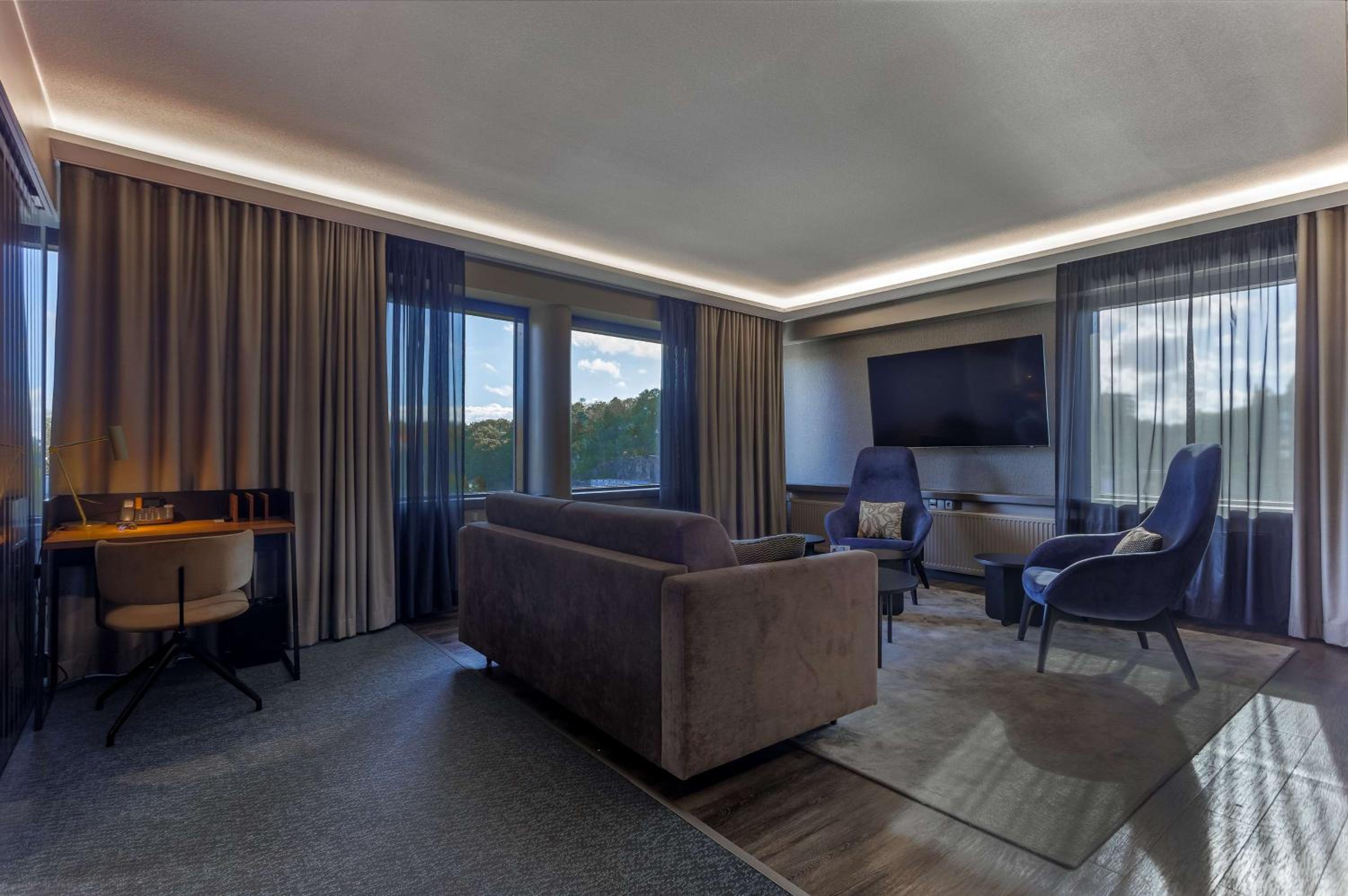 Executive Suite - Photo 10