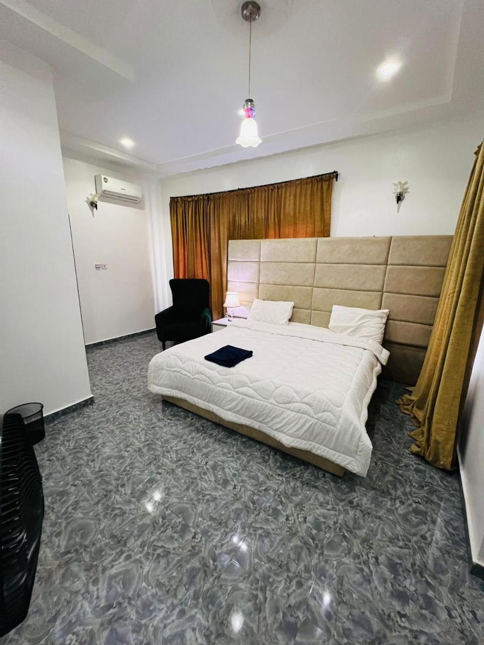 One-Bedroom Apartment photo 2