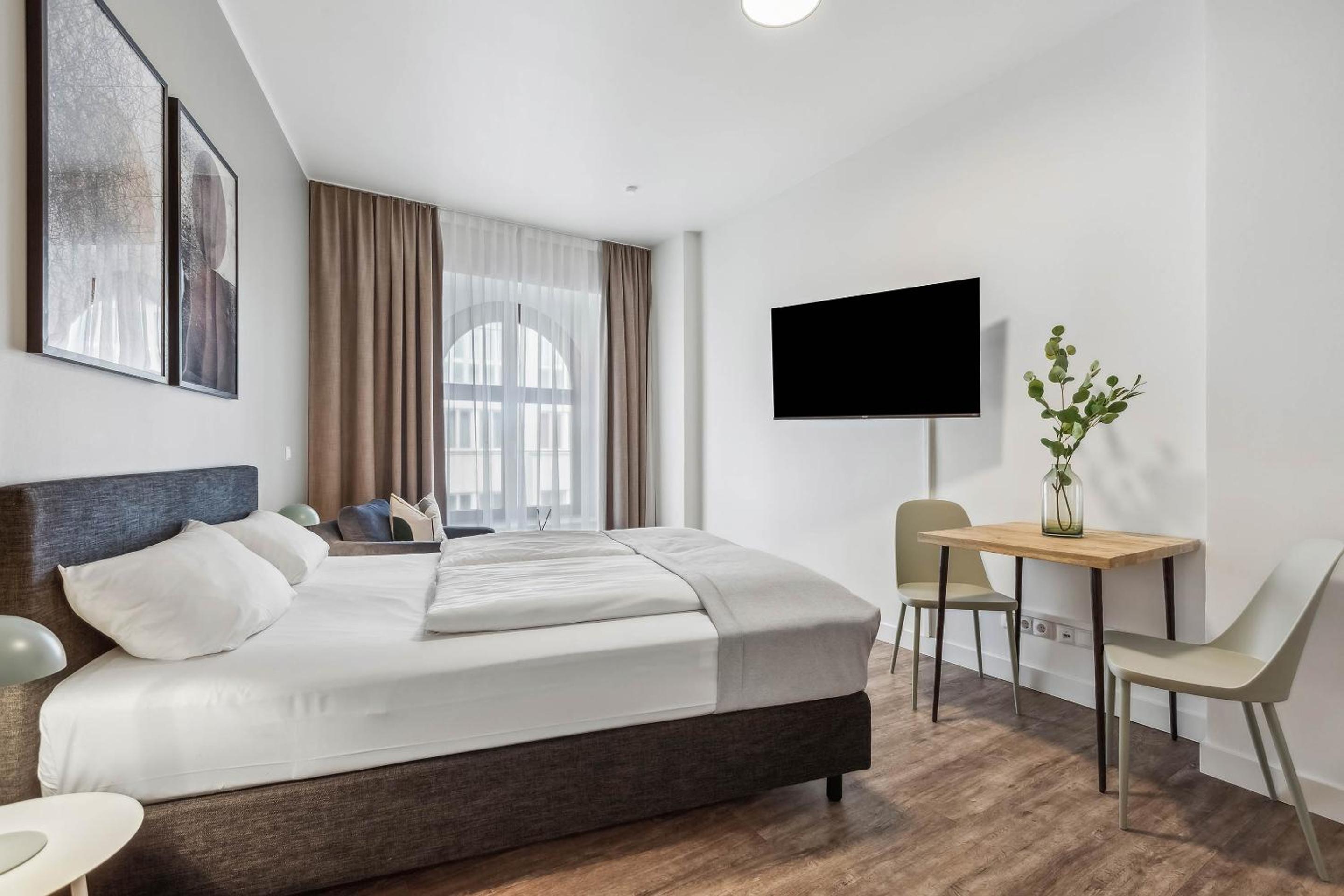 Suite - Photo 1