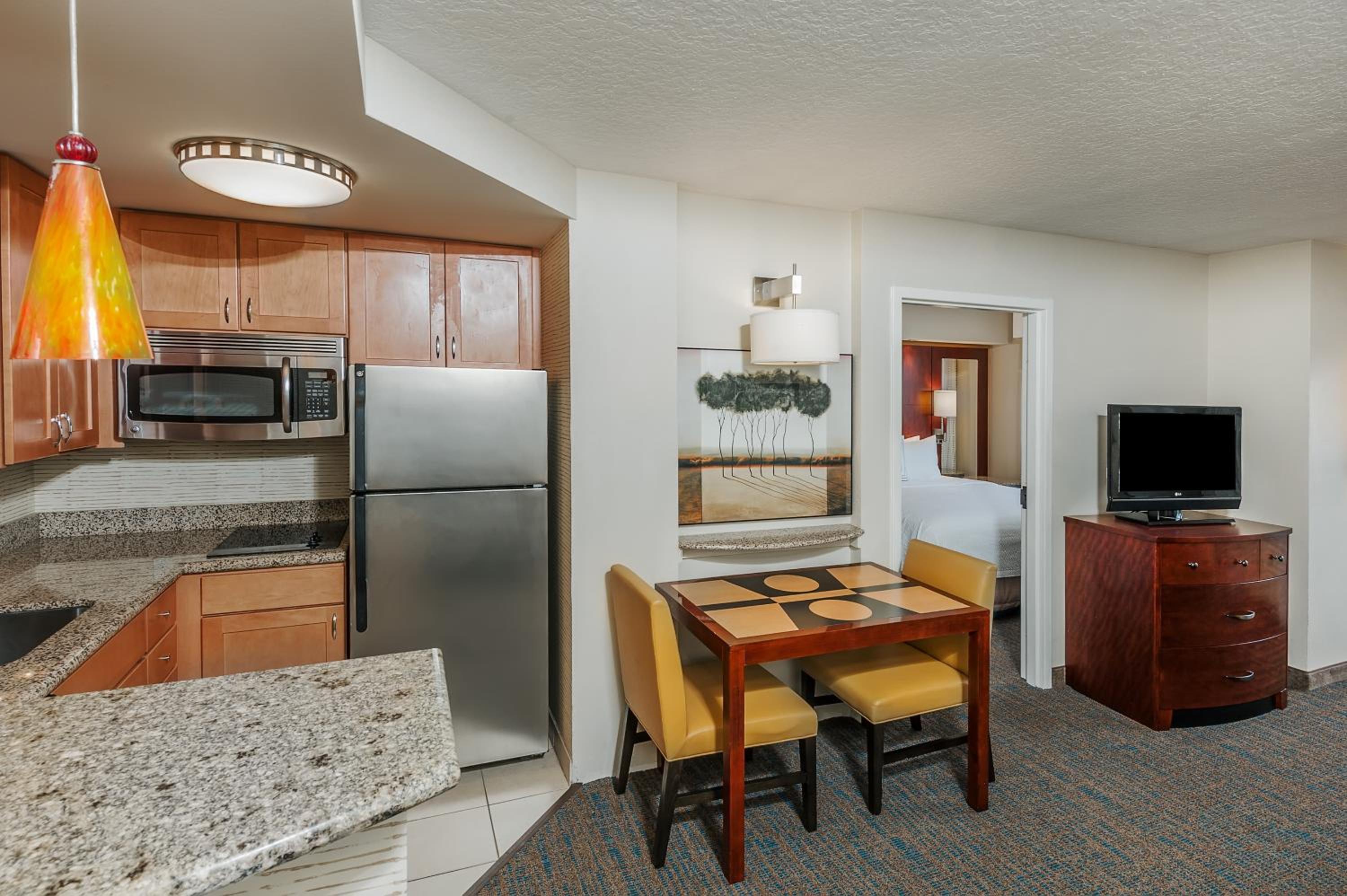 Suite, 1 Bedroom (Mobility/Hearing Accessible, Tub) thumbnail 6