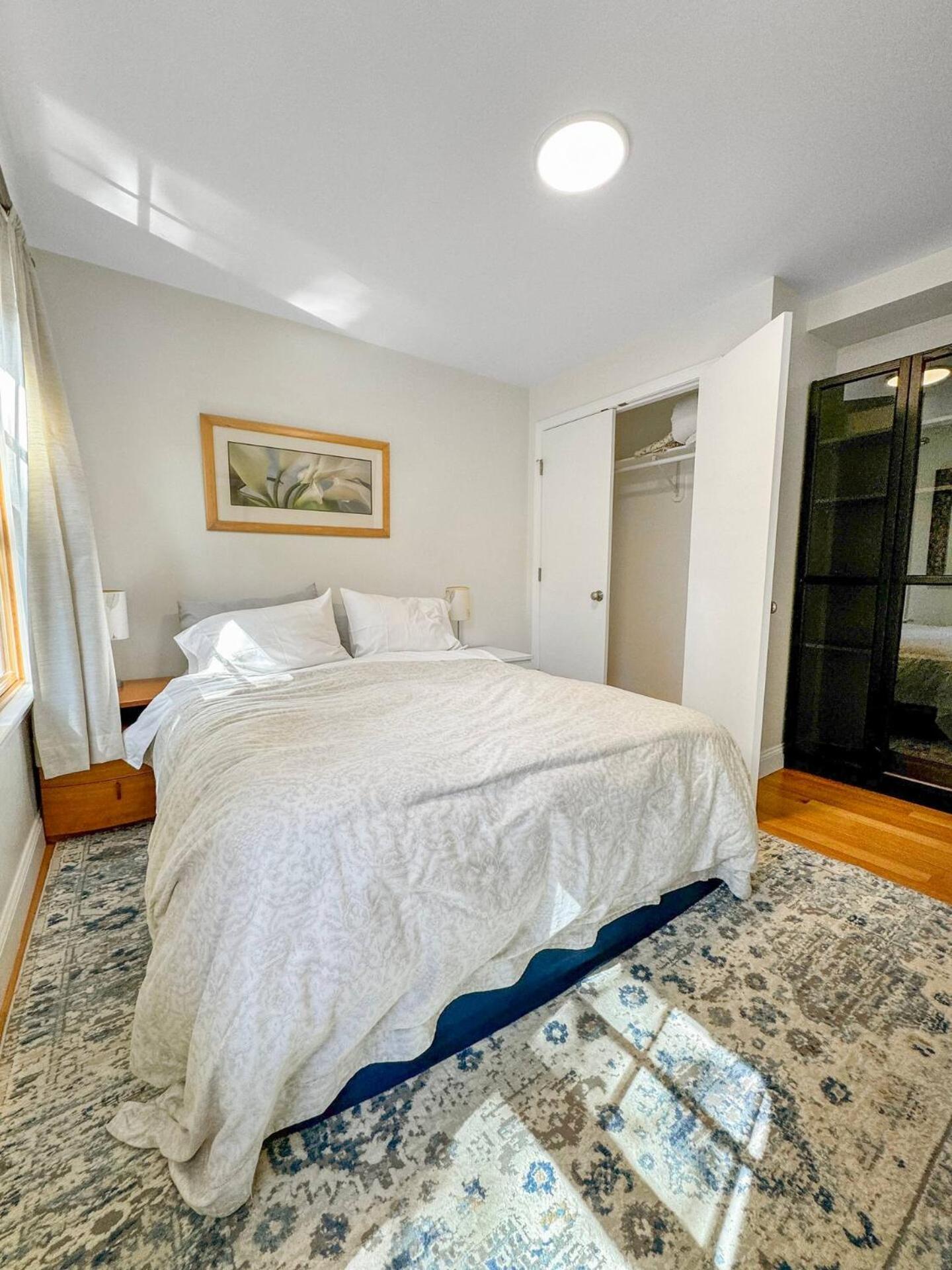 Queen Room with Shared Bathroom photo 2