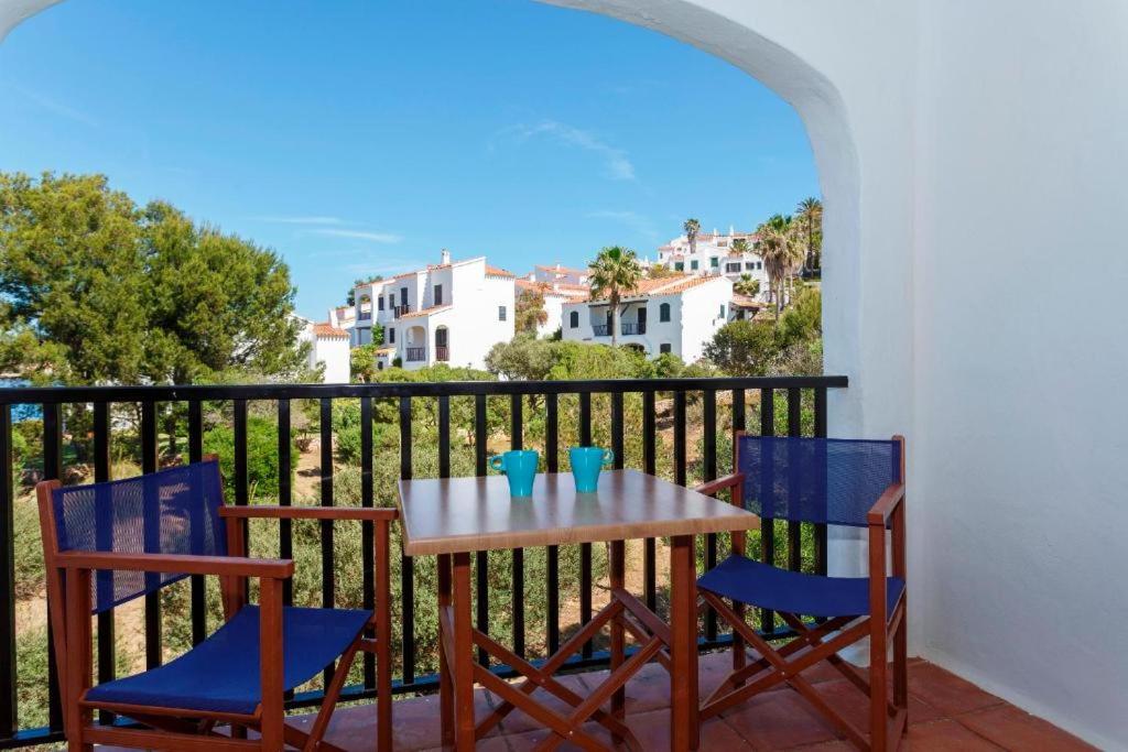 One-Bedroom Apartment with Side Sea View