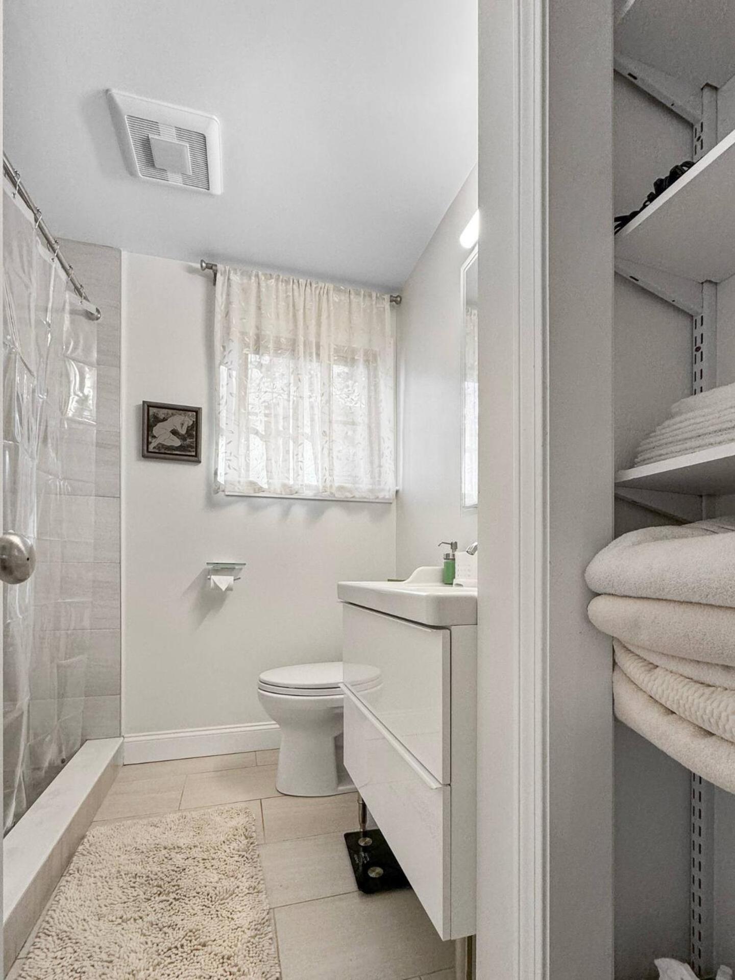 Queen Room with Shared Bathroom photo 3
