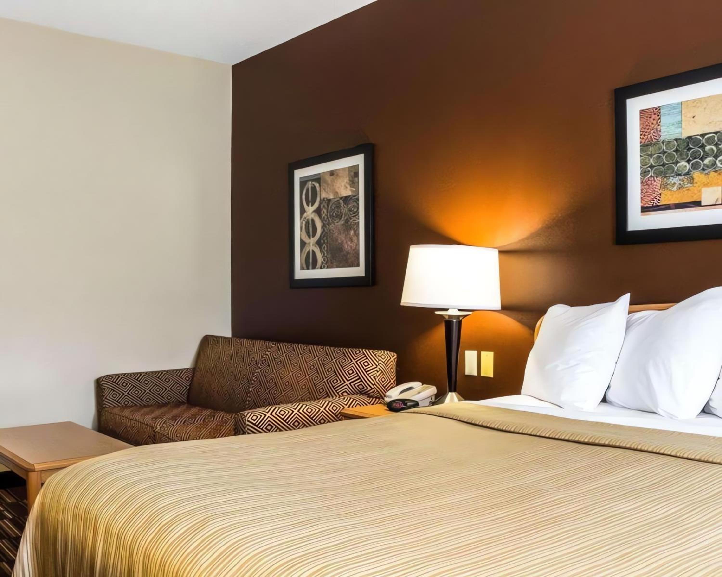King Suite with Sofabed - Accessible/Non Smoking - Photo 2