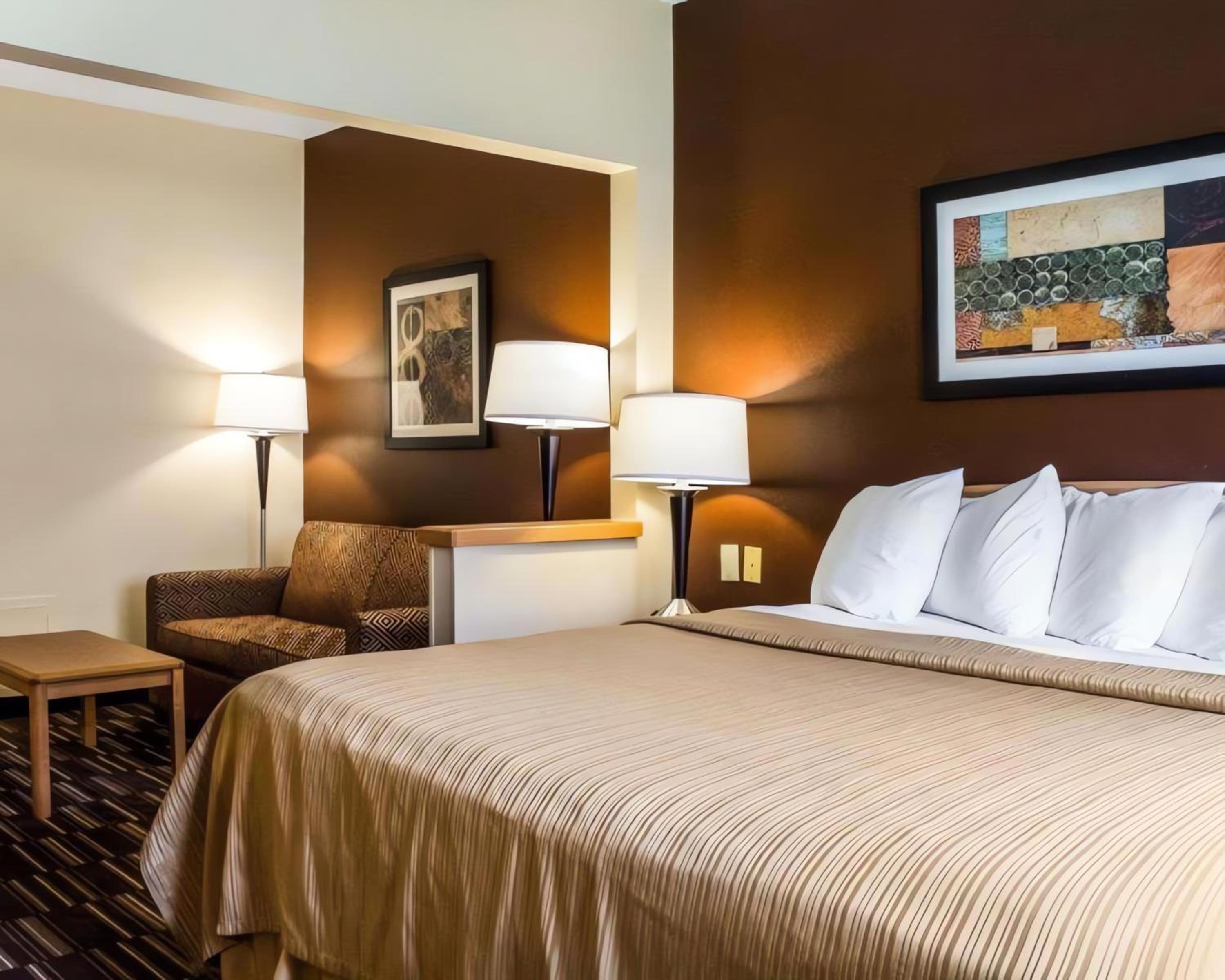 King Suite with Sofa Bed - Non Smoking - Photo 3