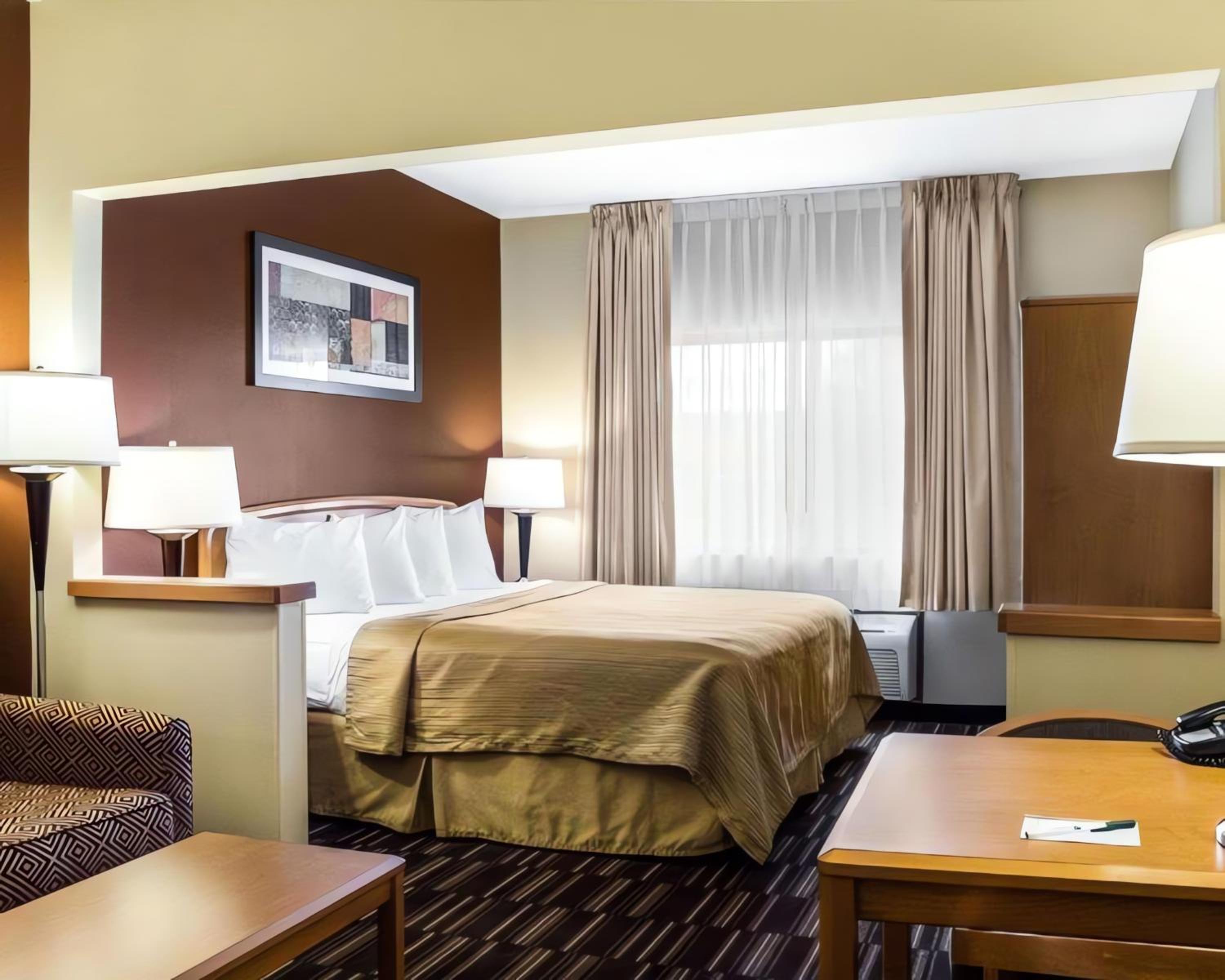 King Suite with Sofa Bed - Non Smoking - Photo 4
