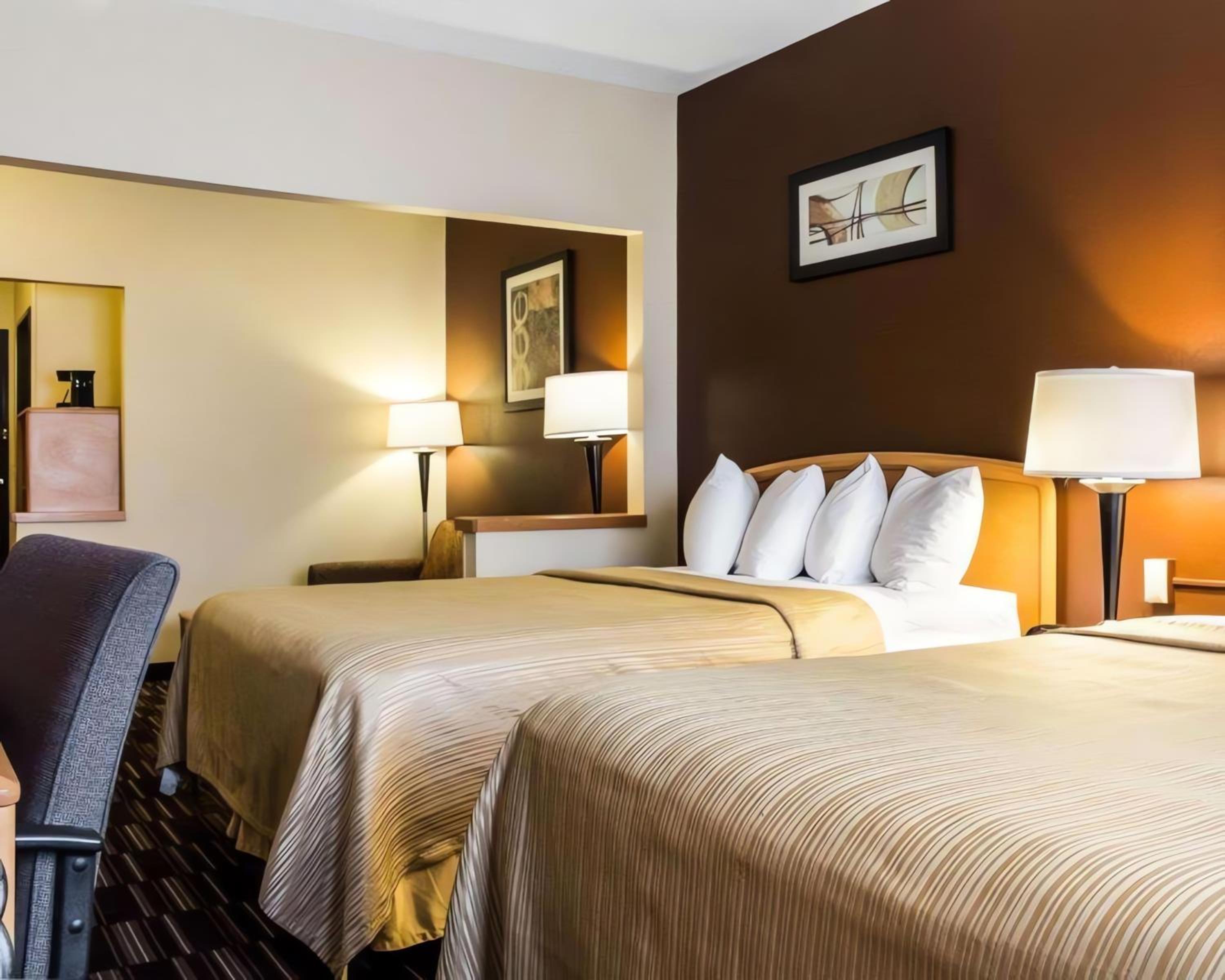 Queen Suite with Two Queen Beds and Sofabed - Non Smoking - Photo 2