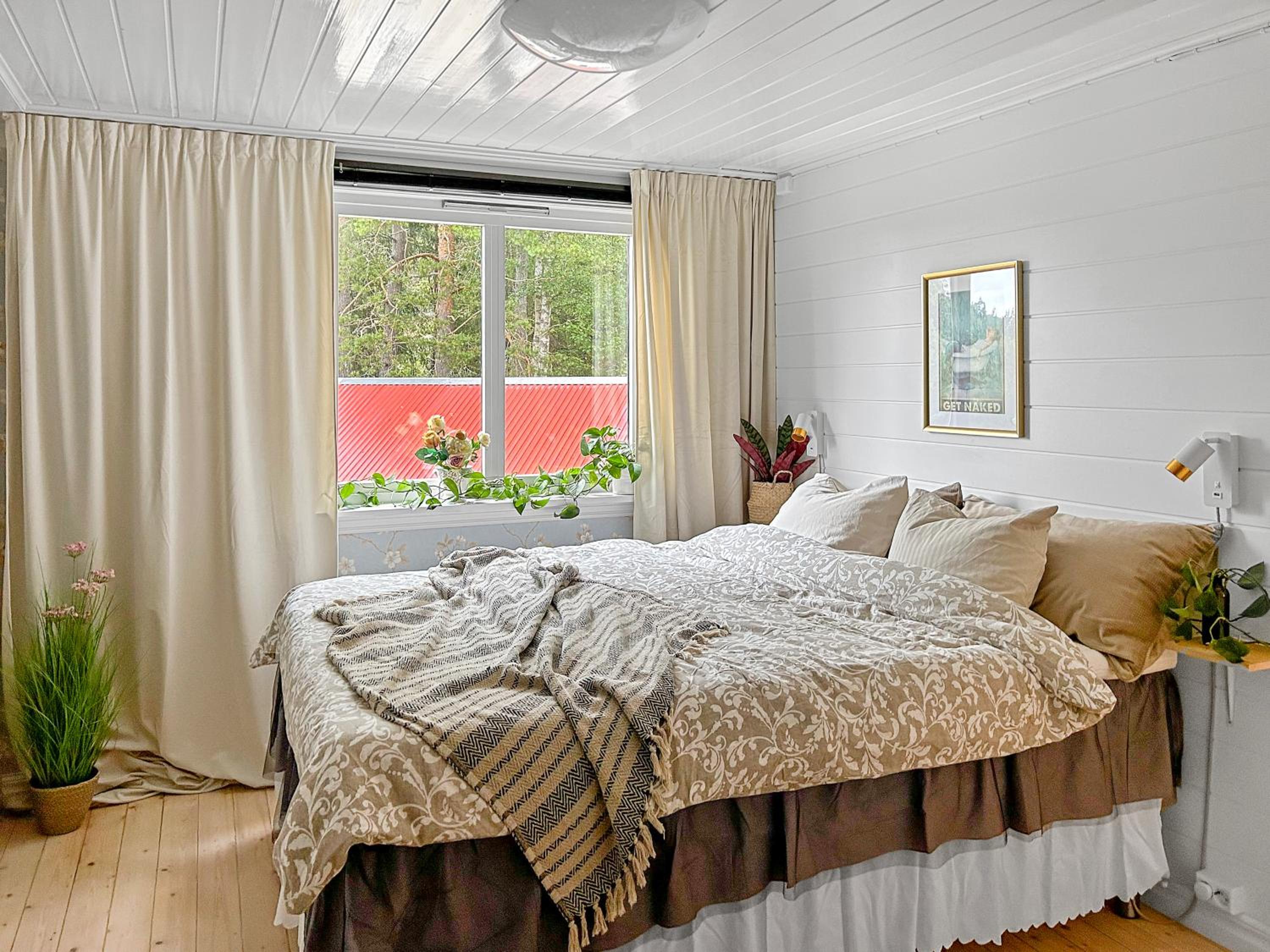 Three-Bedroom House photo 3