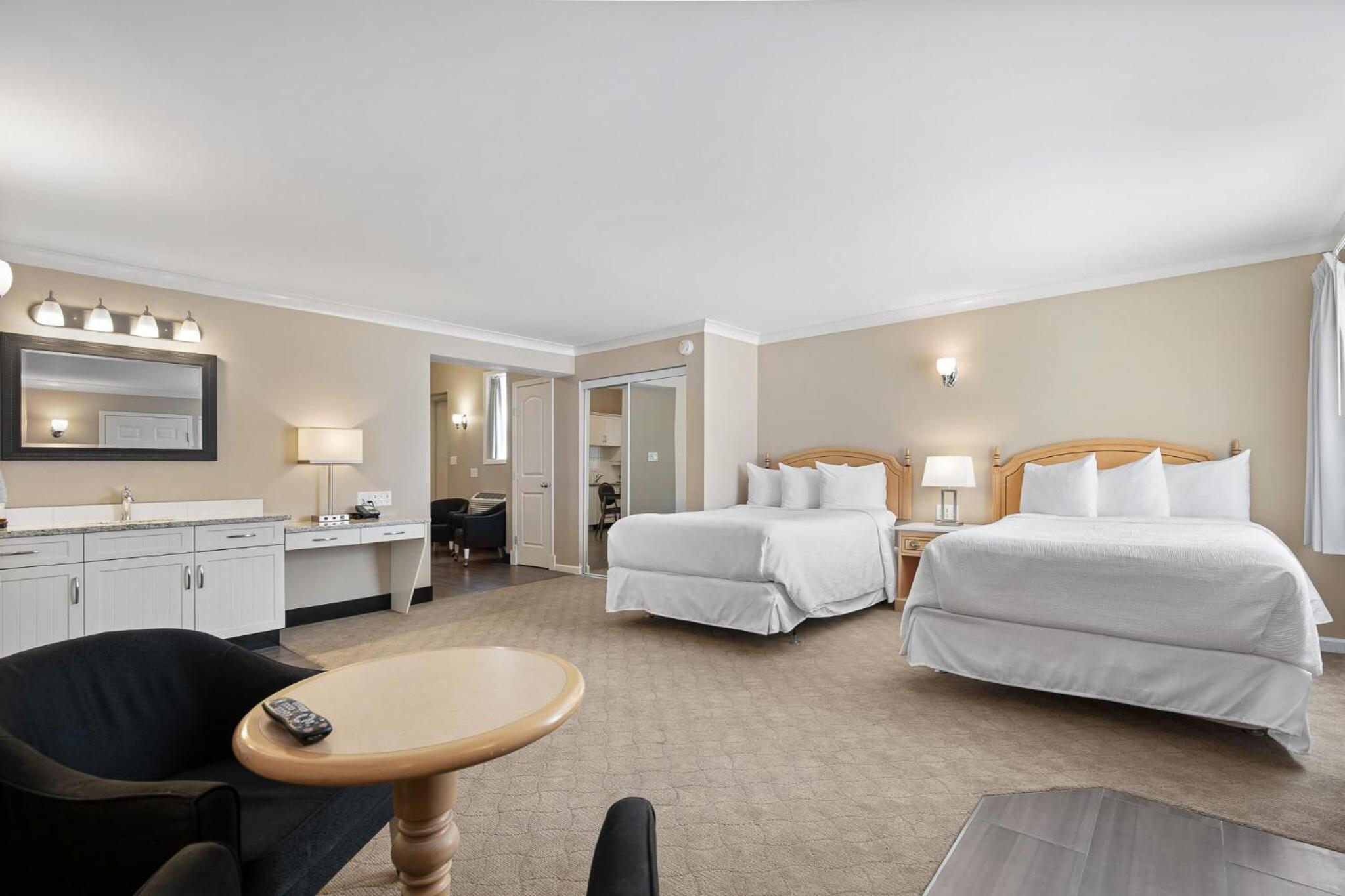 Executive Kitchen Suite (King and 2 Queen beds)