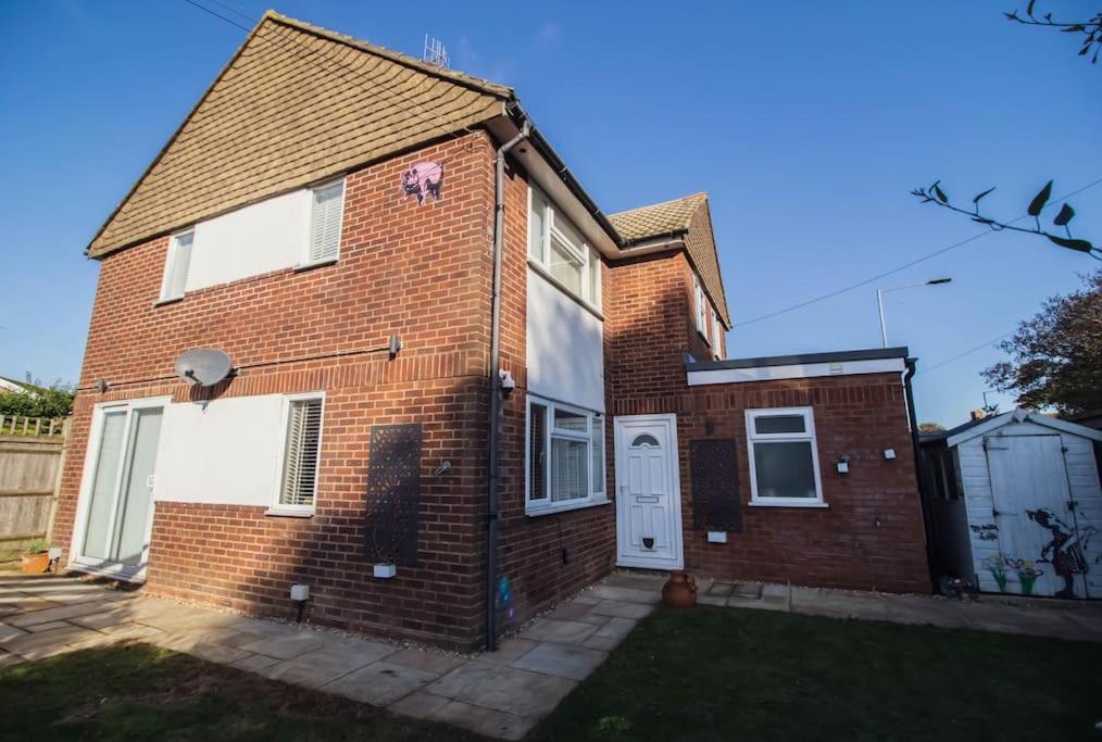 Three-Bedroom House photo 3