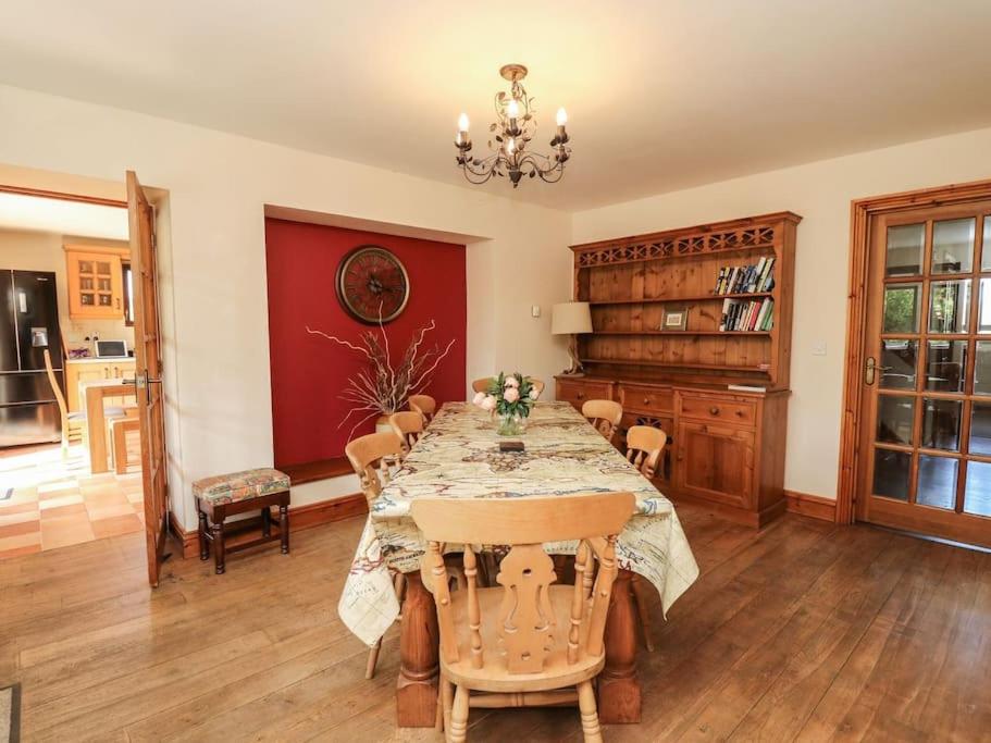 Six-Bedroom House photo 2
