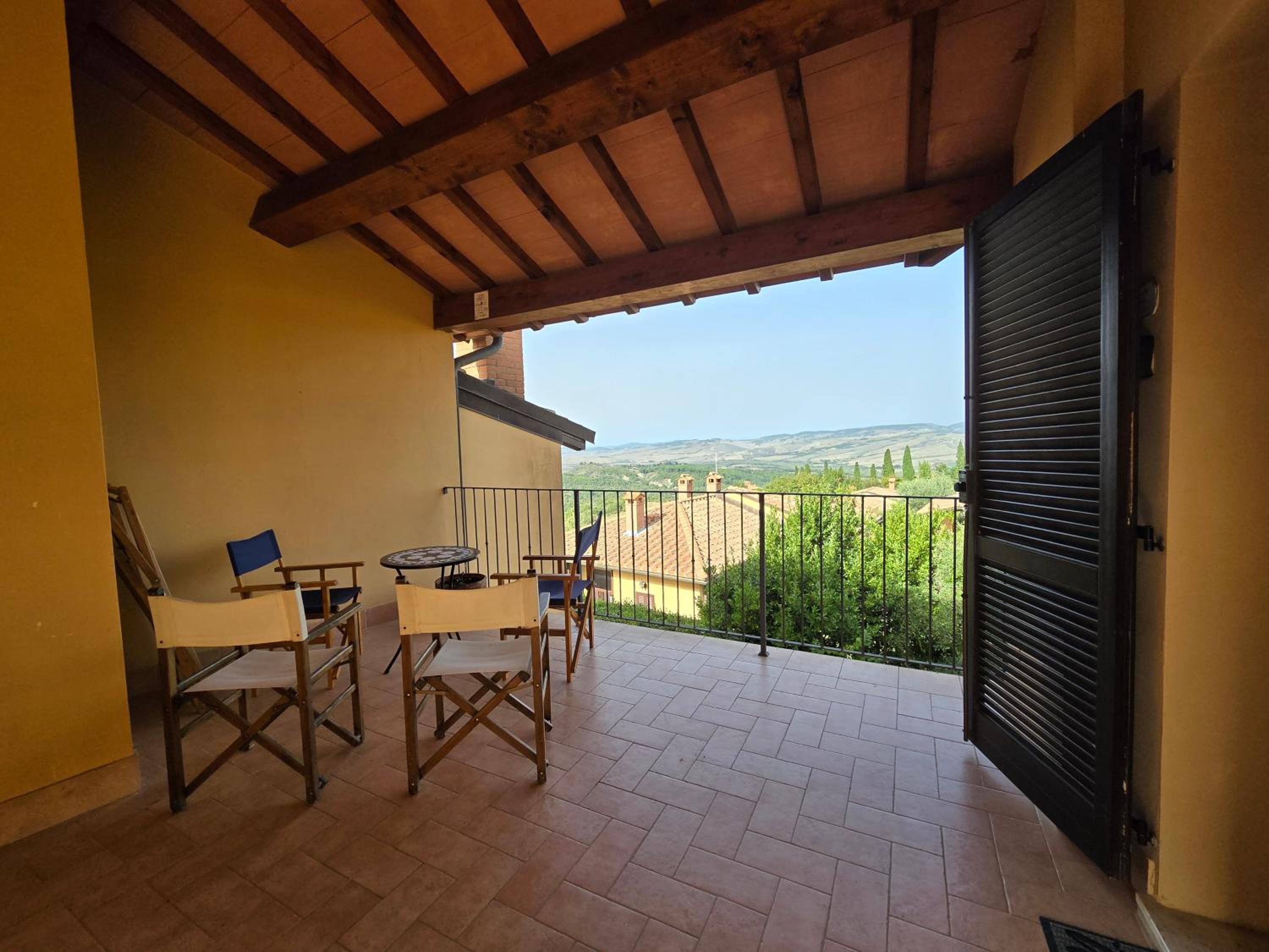 Apartment with Balcony photo 3