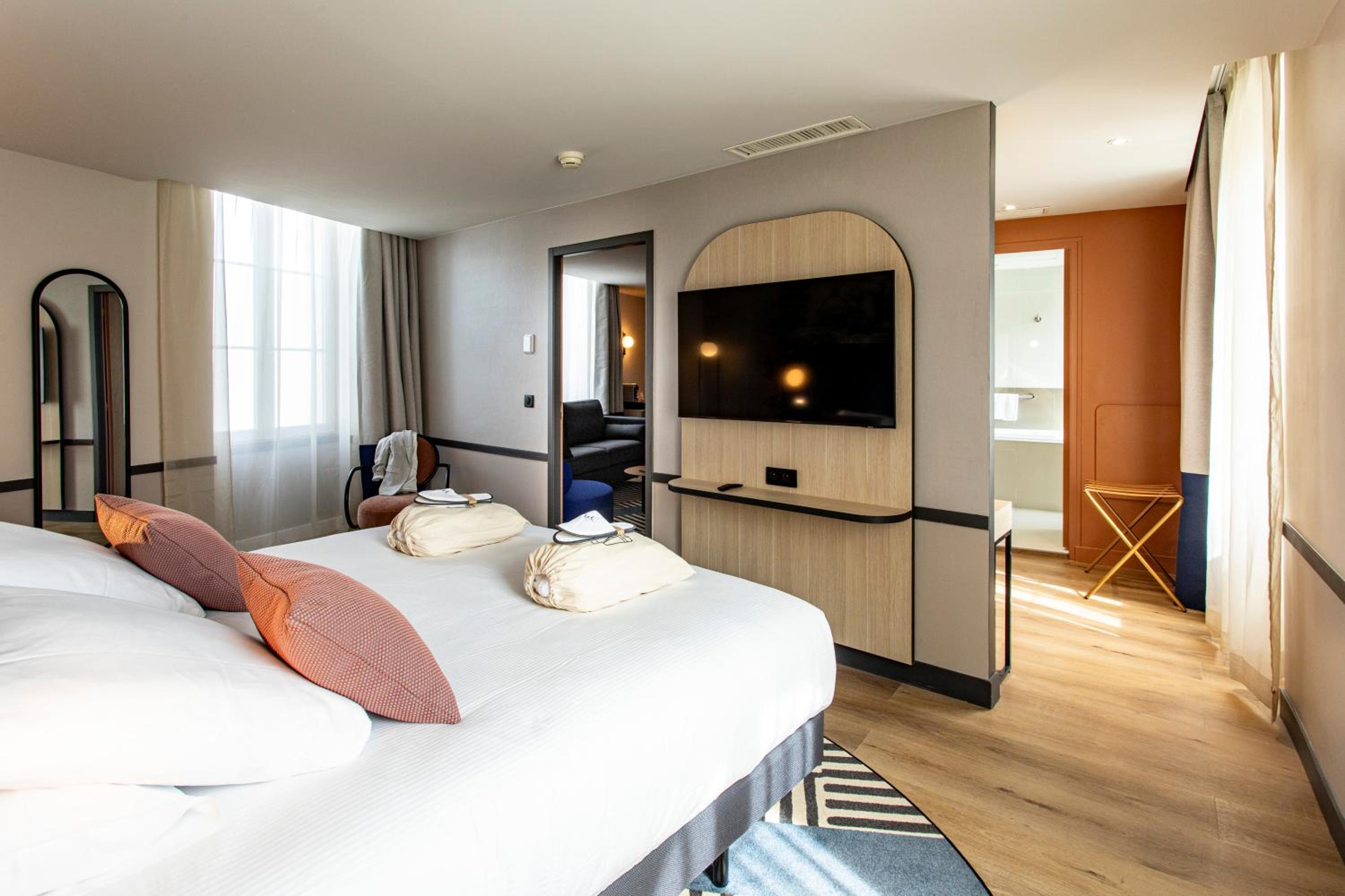 Suite with One Double Bed and Sofa Bed - Photo 12