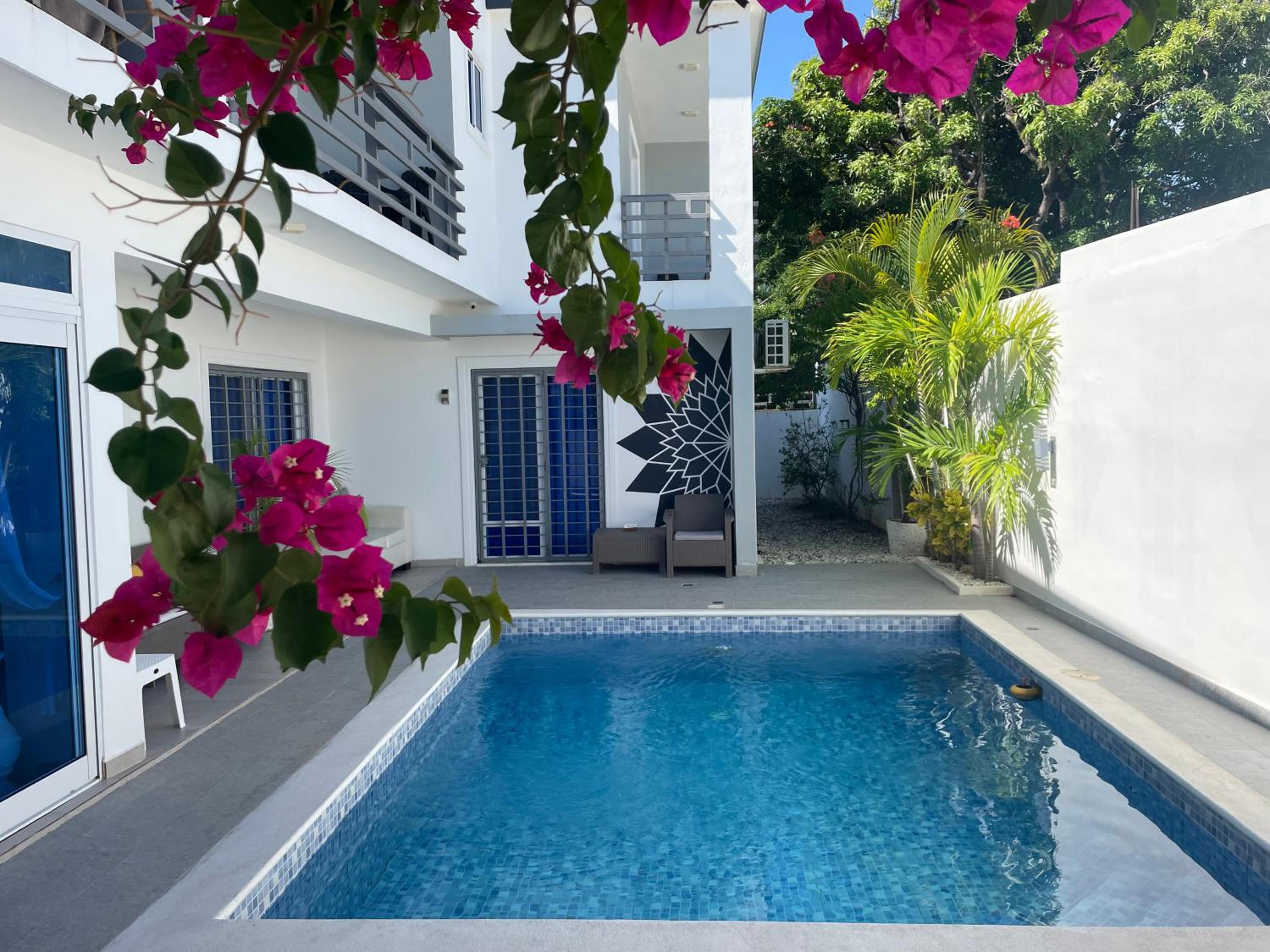 Junior Suite with Pool View - Photo 13