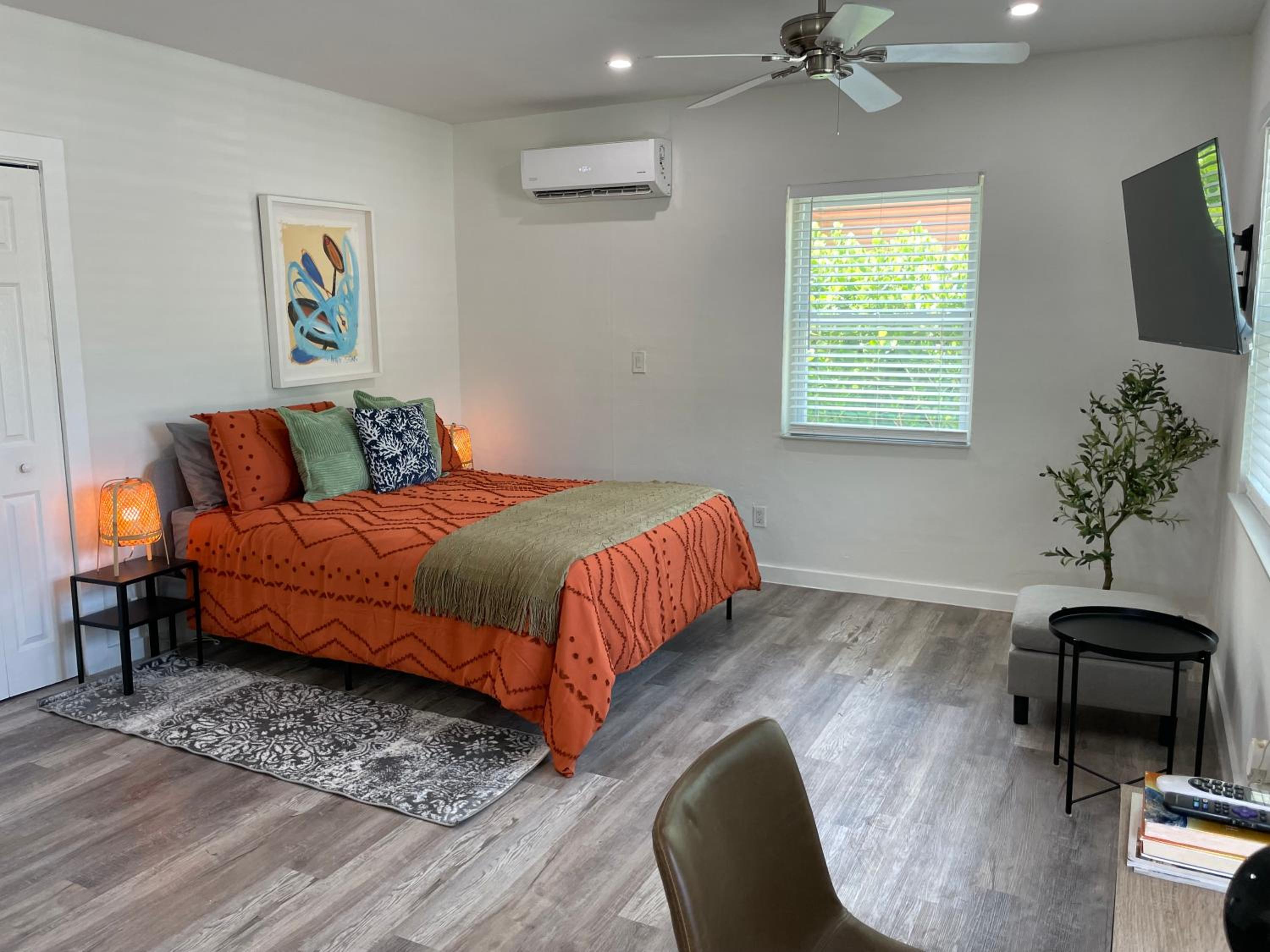 One-Bedroom Apartment photo 1