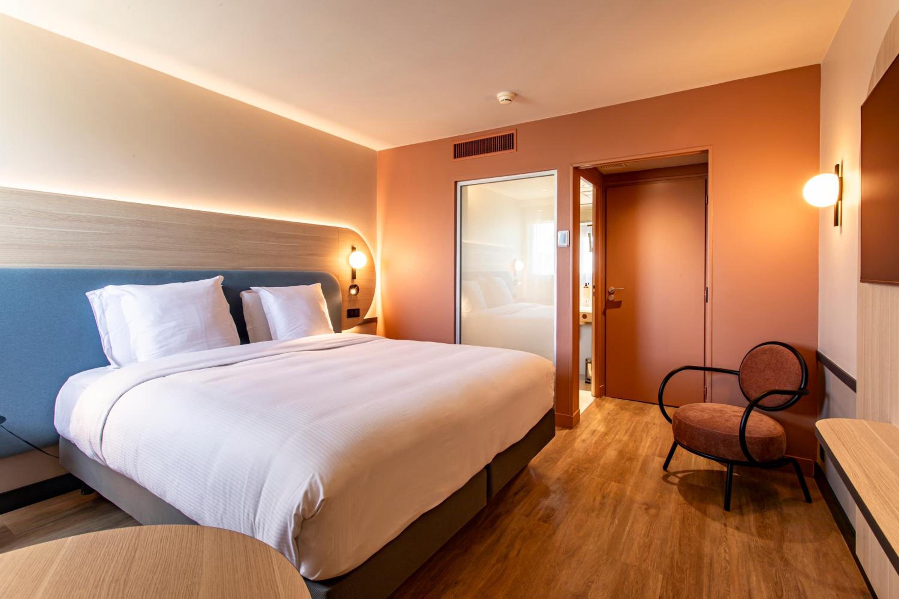 Standard King Room - Photo 6