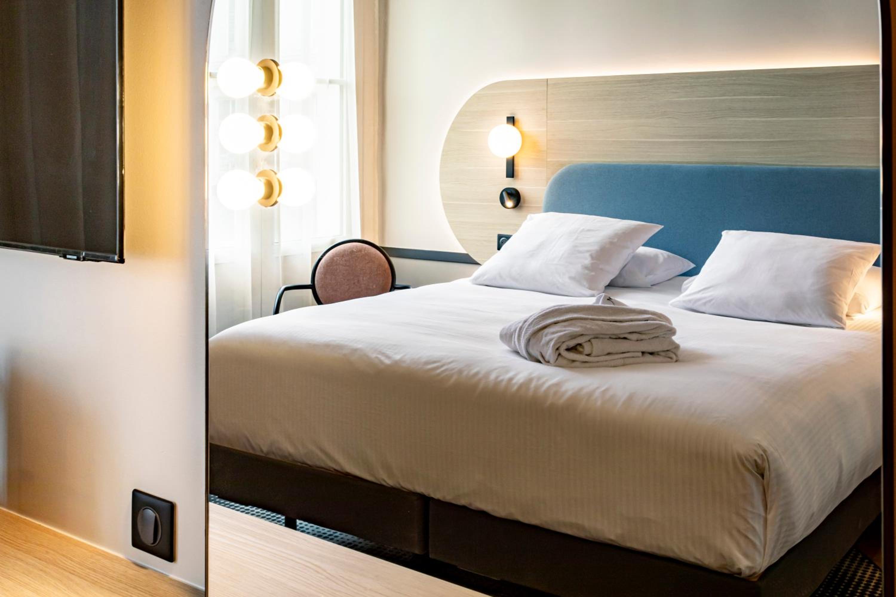 Standard King Room - Photo 9