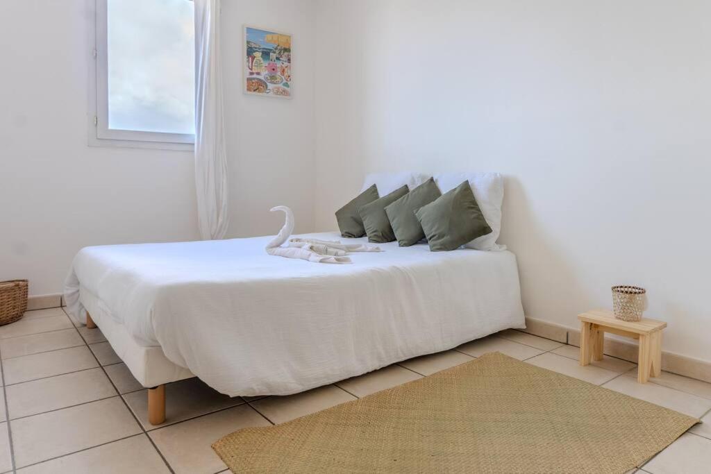 Three-Bedroom Apartment photo 2