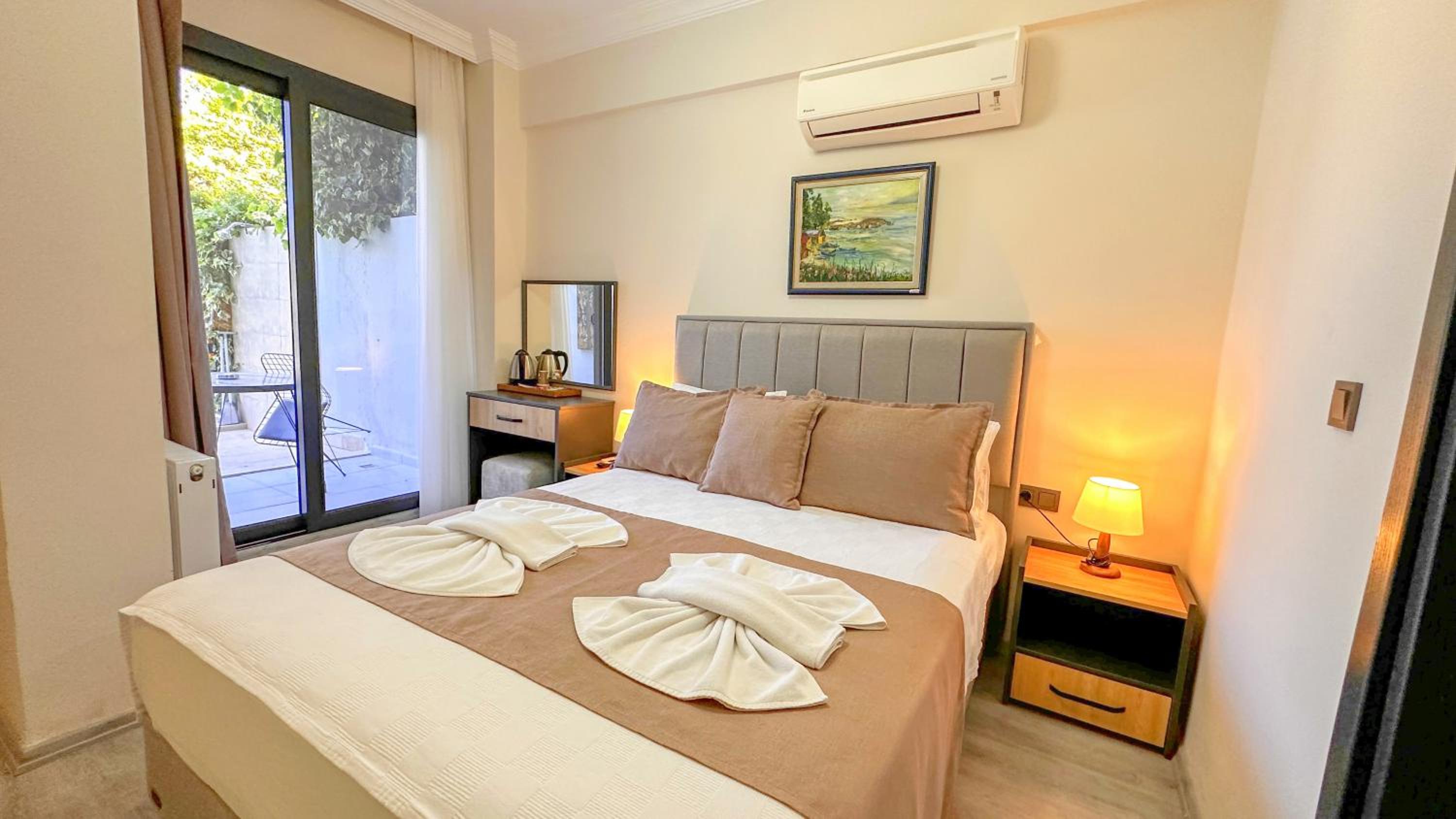Queen Room with Pool View - Photo 1