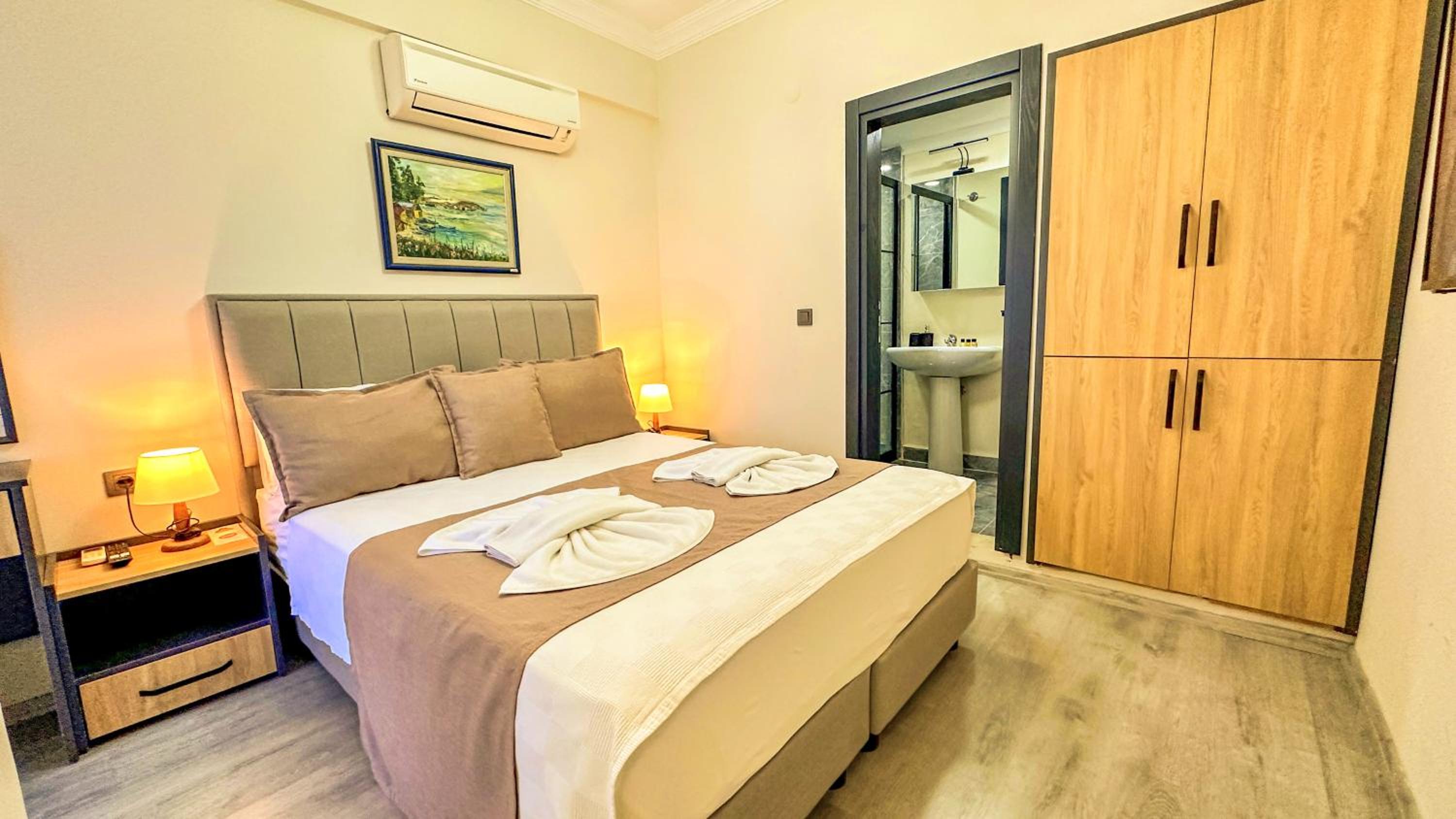 Queen Room with Pool View - Photo 10