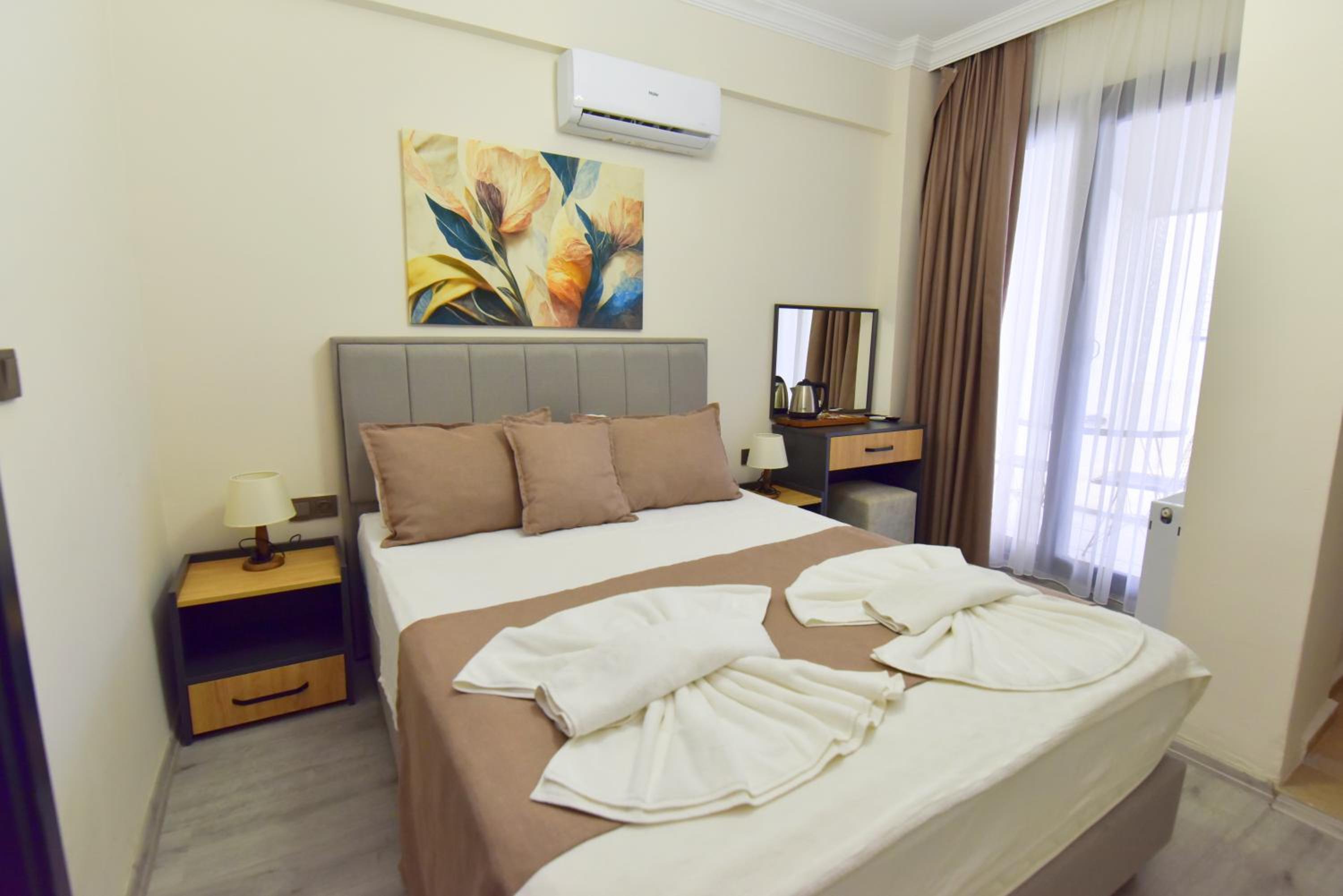 Queen Room with Pool View - Photo 9