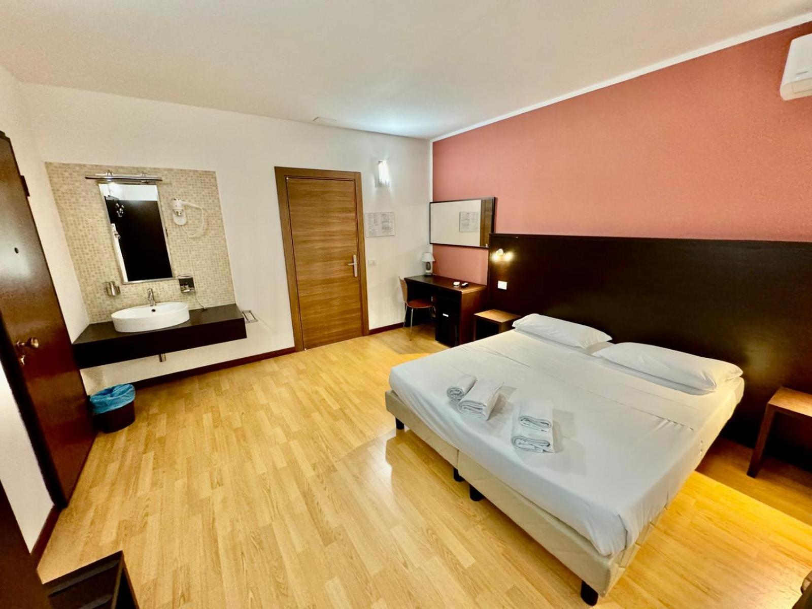 Double Room with Private External Bathroom photo 2