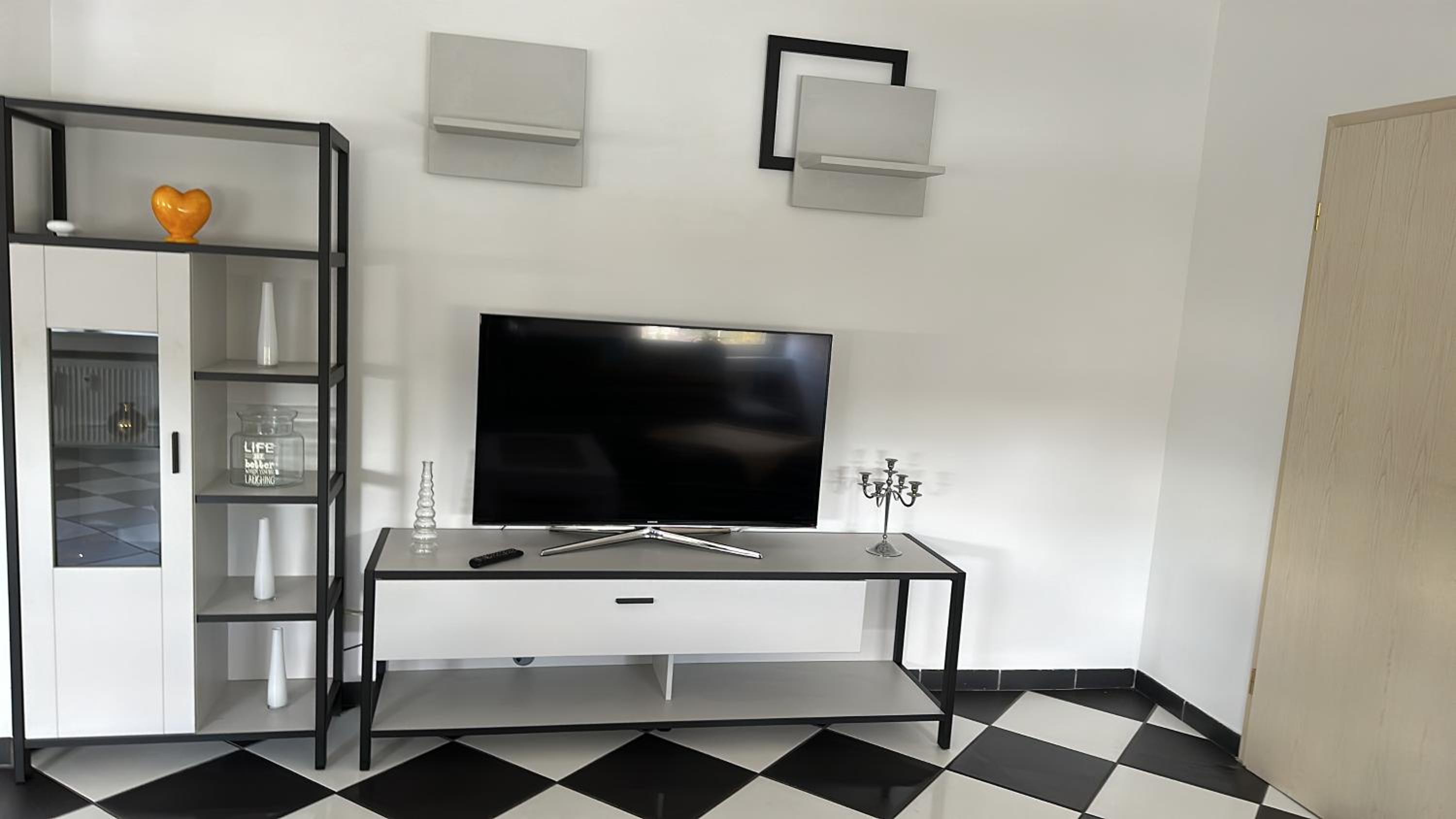 One-Bedroom Apartment photo 1