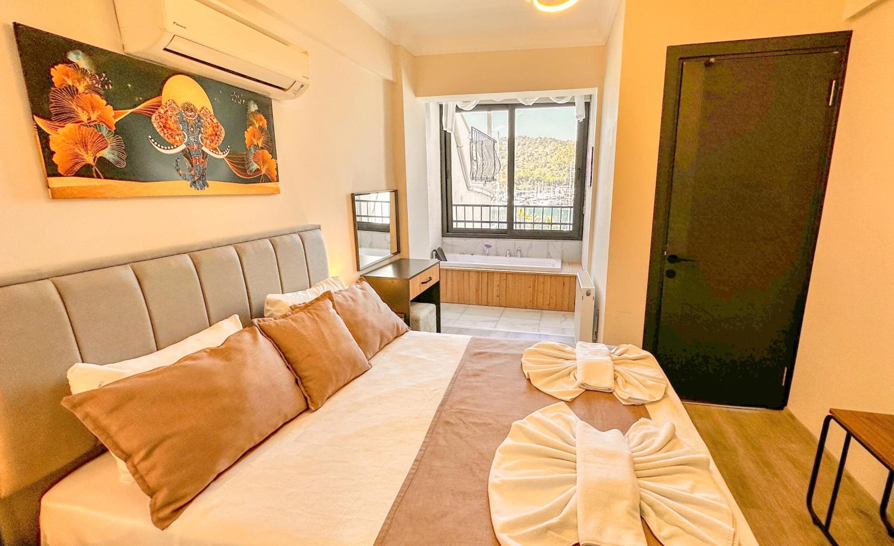 Queen Suite with Sea View - Photo 12