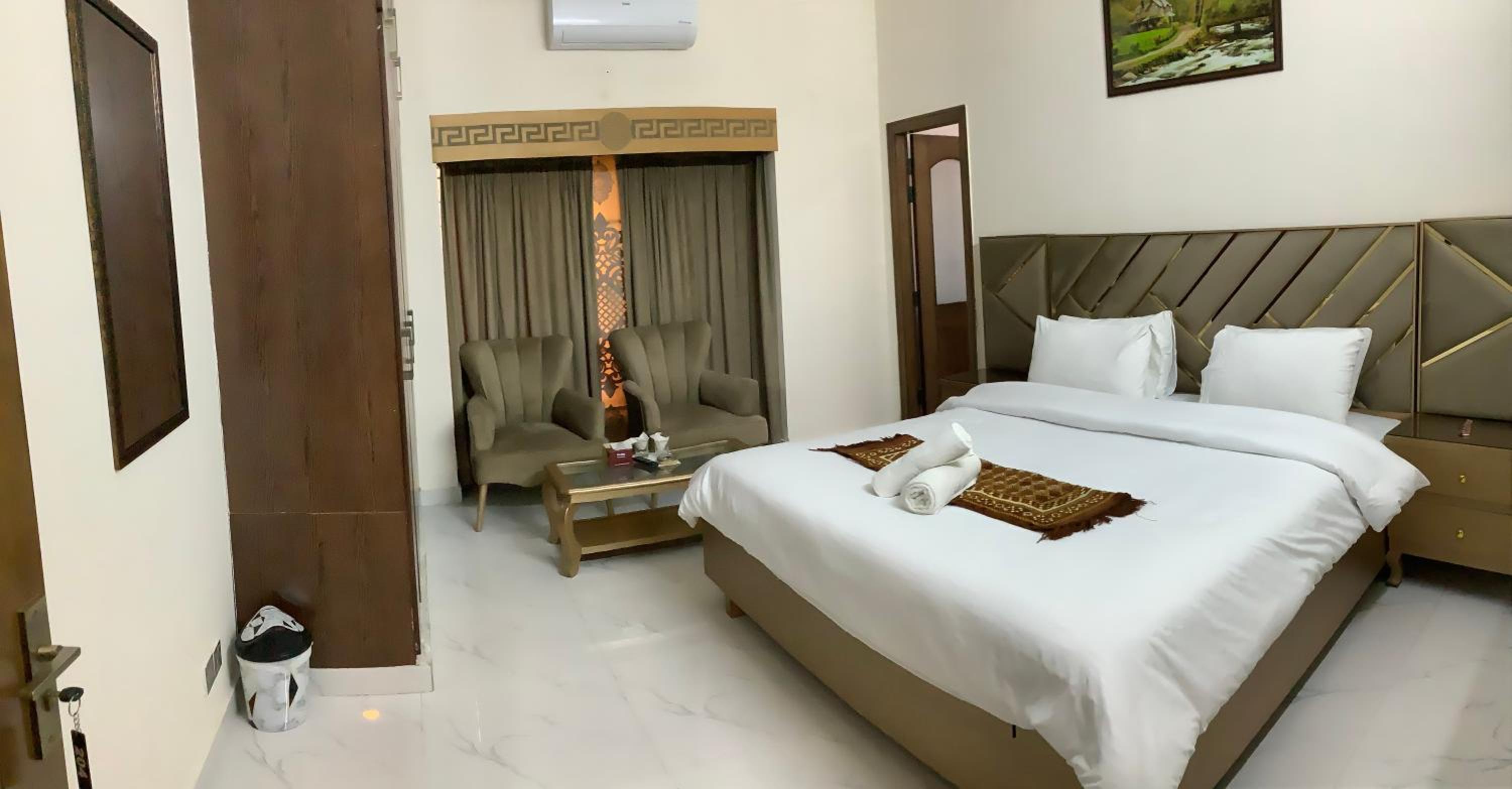 Deluxe Double Room (2 Adults + 1 Child) photo 2
