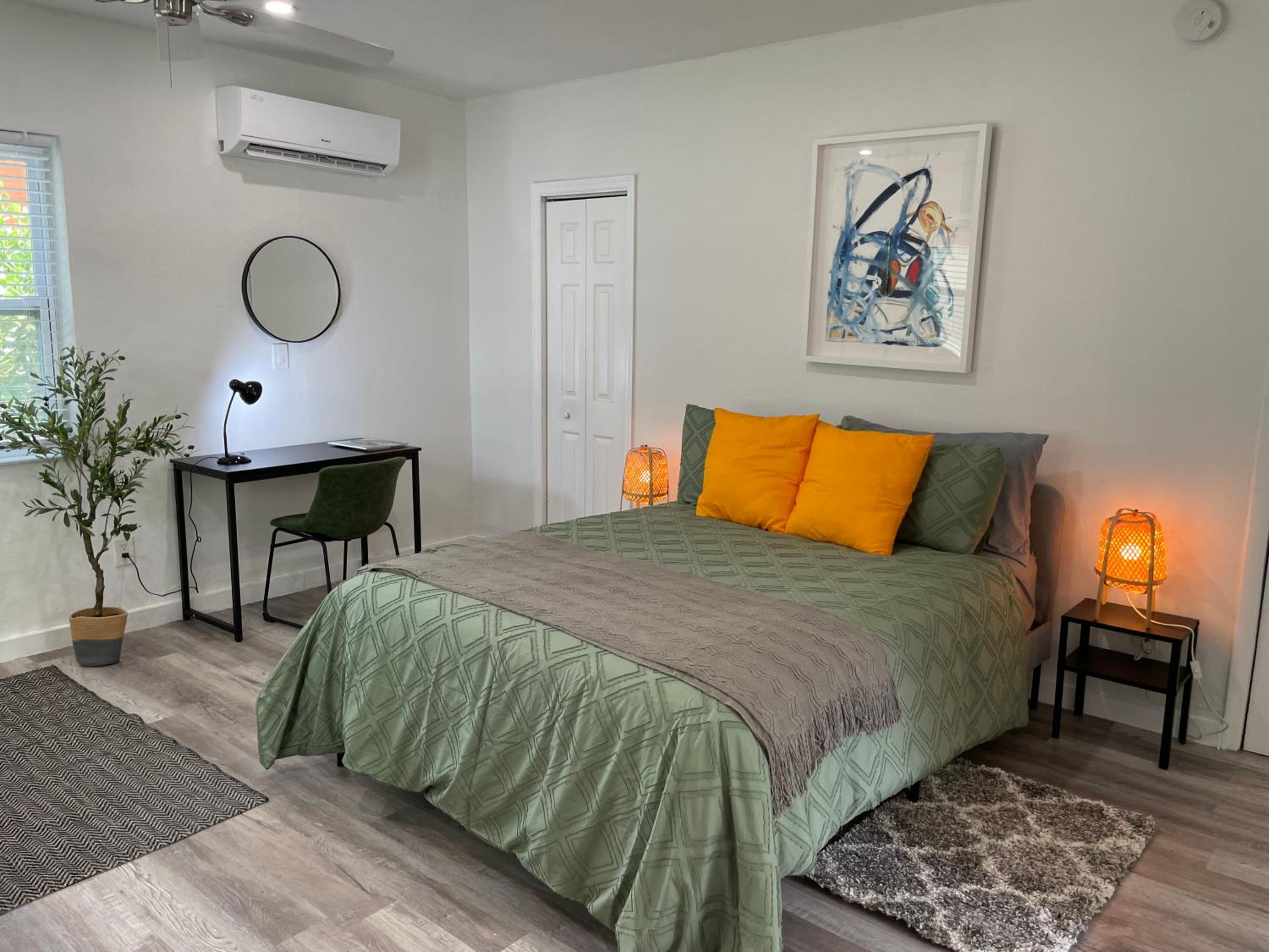 One-Bedroom Apartment photo 1